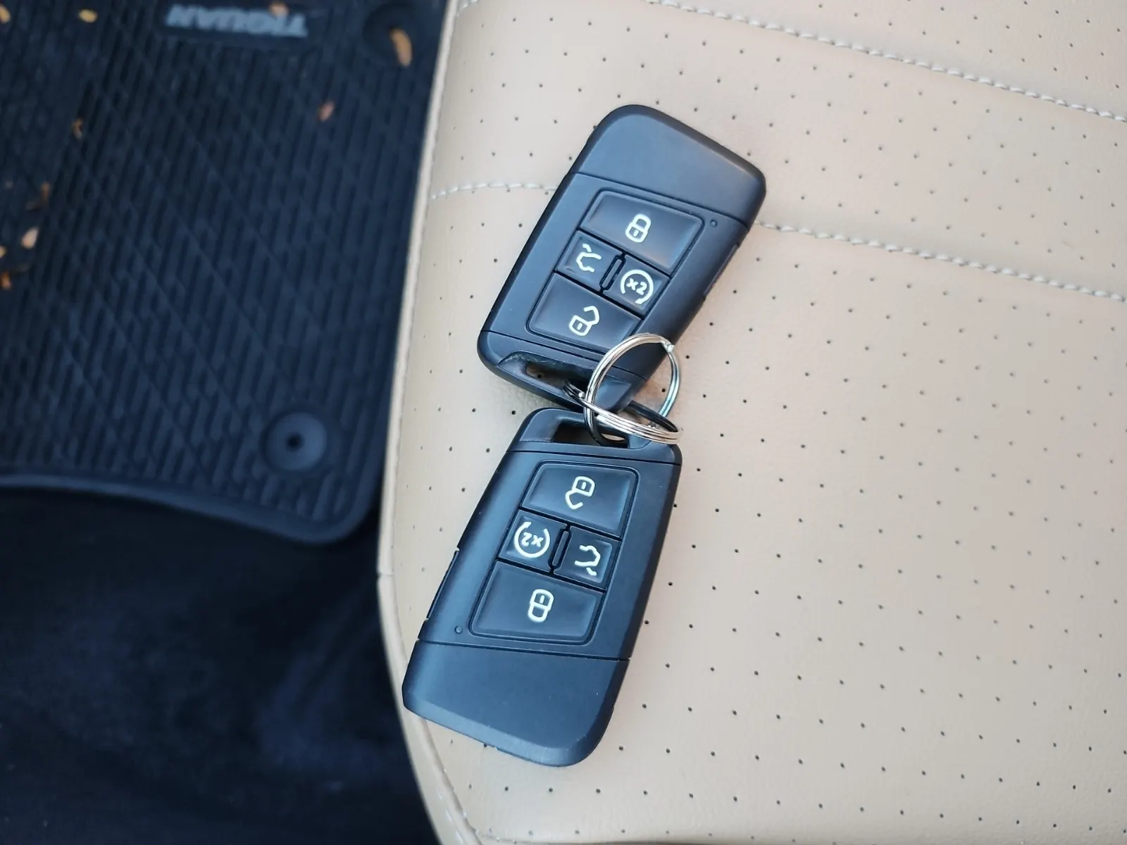 Keys/Fobs/Manual Photo