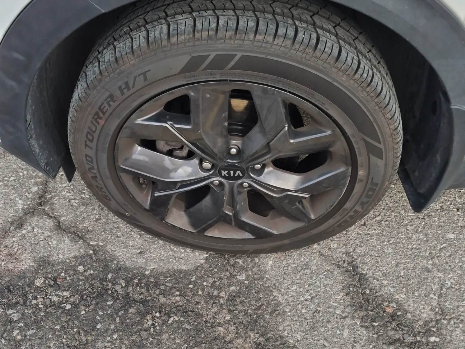 Front driver wheel/tire photo