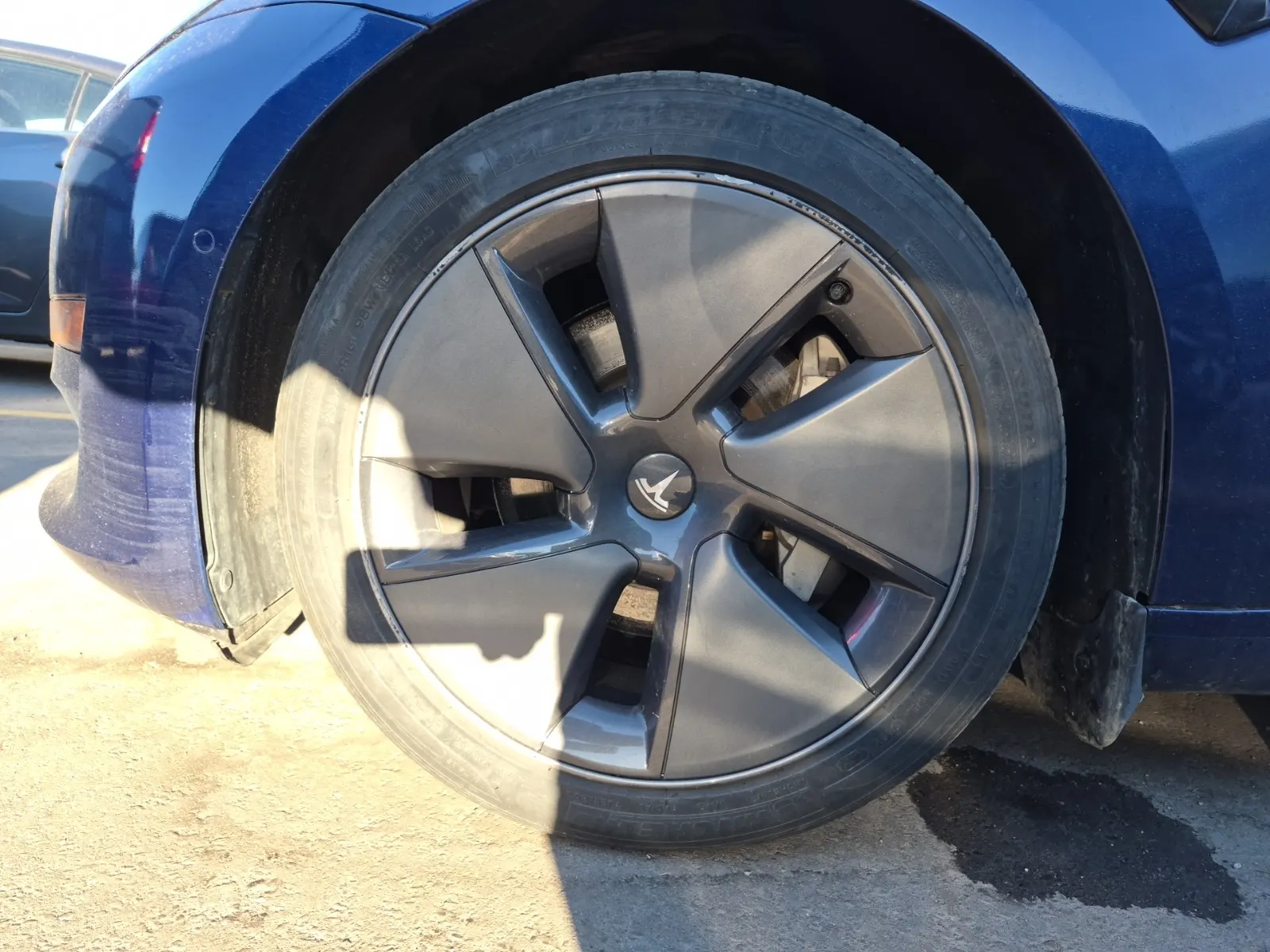 Front driver wheel/tire photo