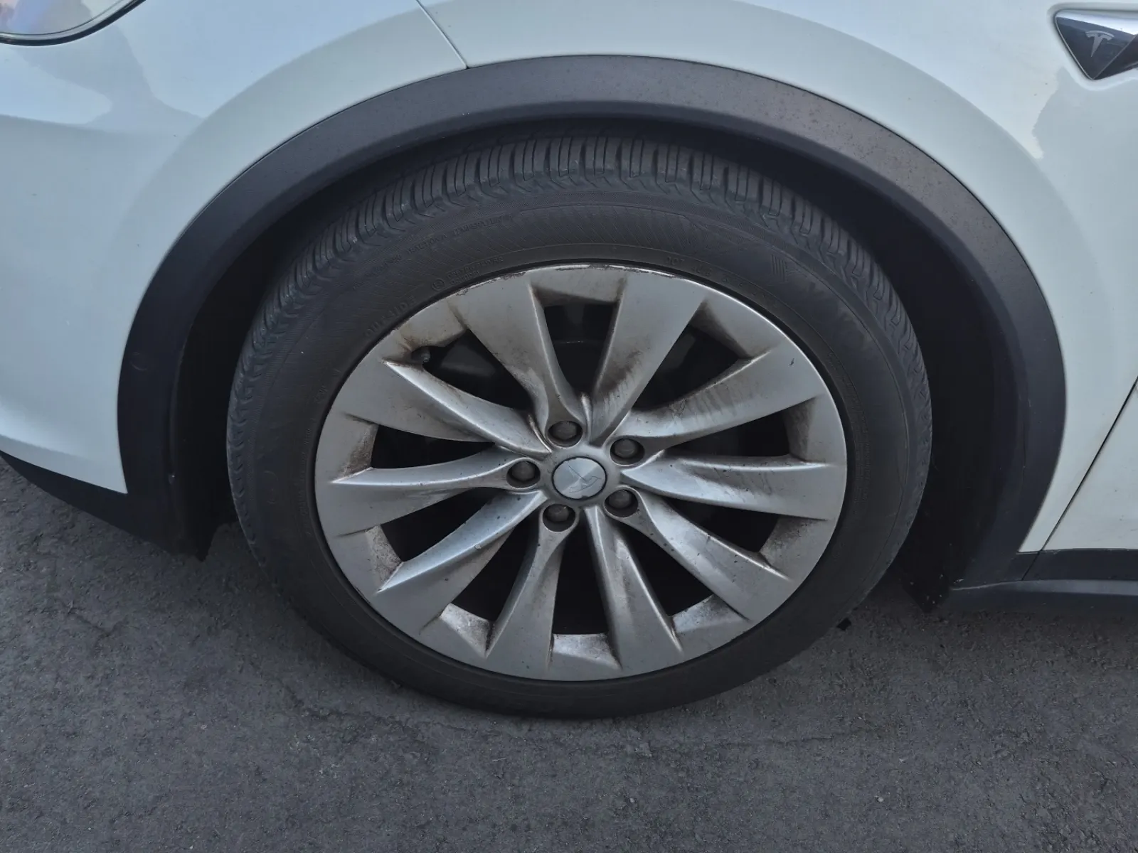 Front driver wheel/tire photo