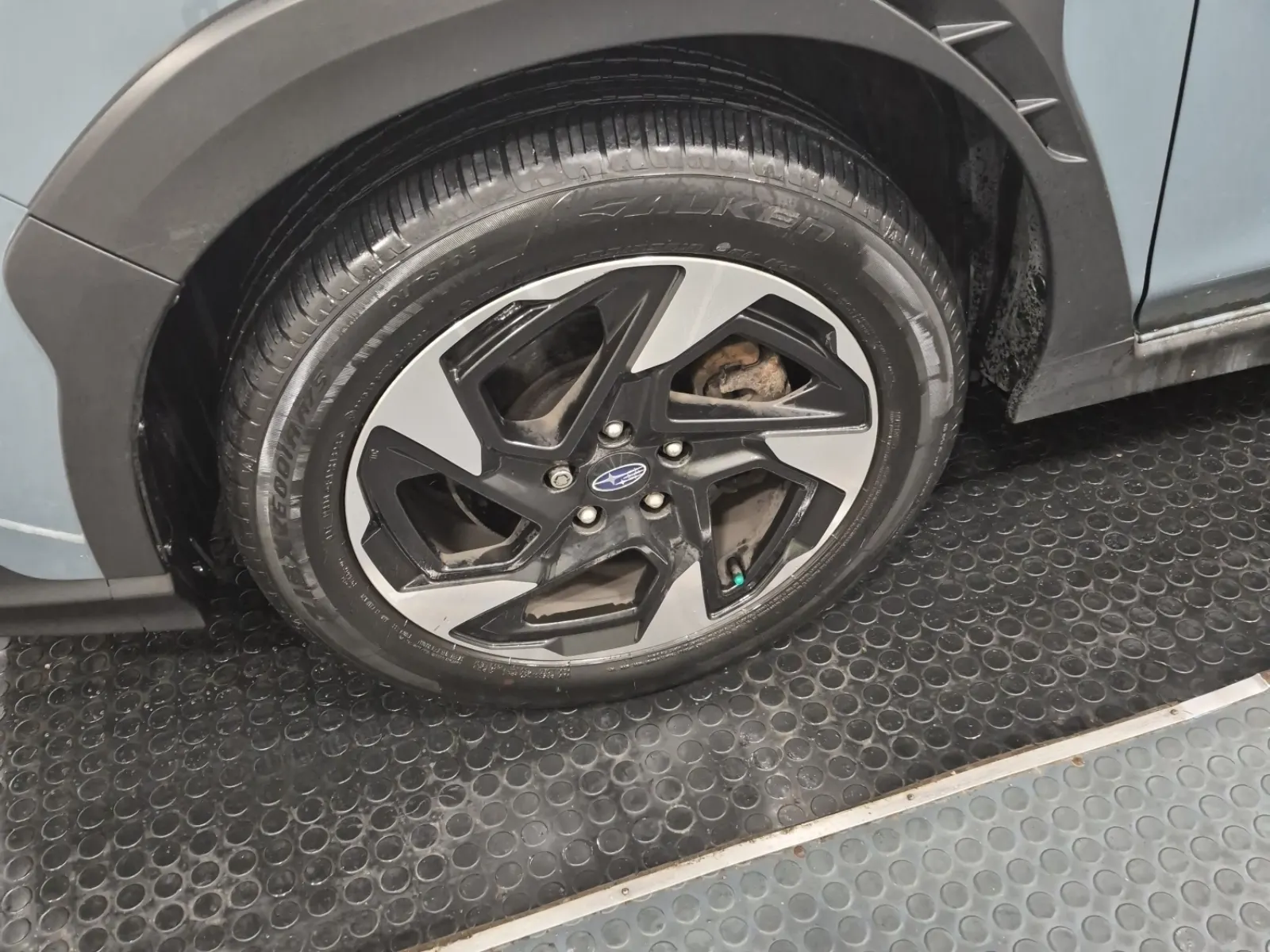 Front driver wheel/tire photo