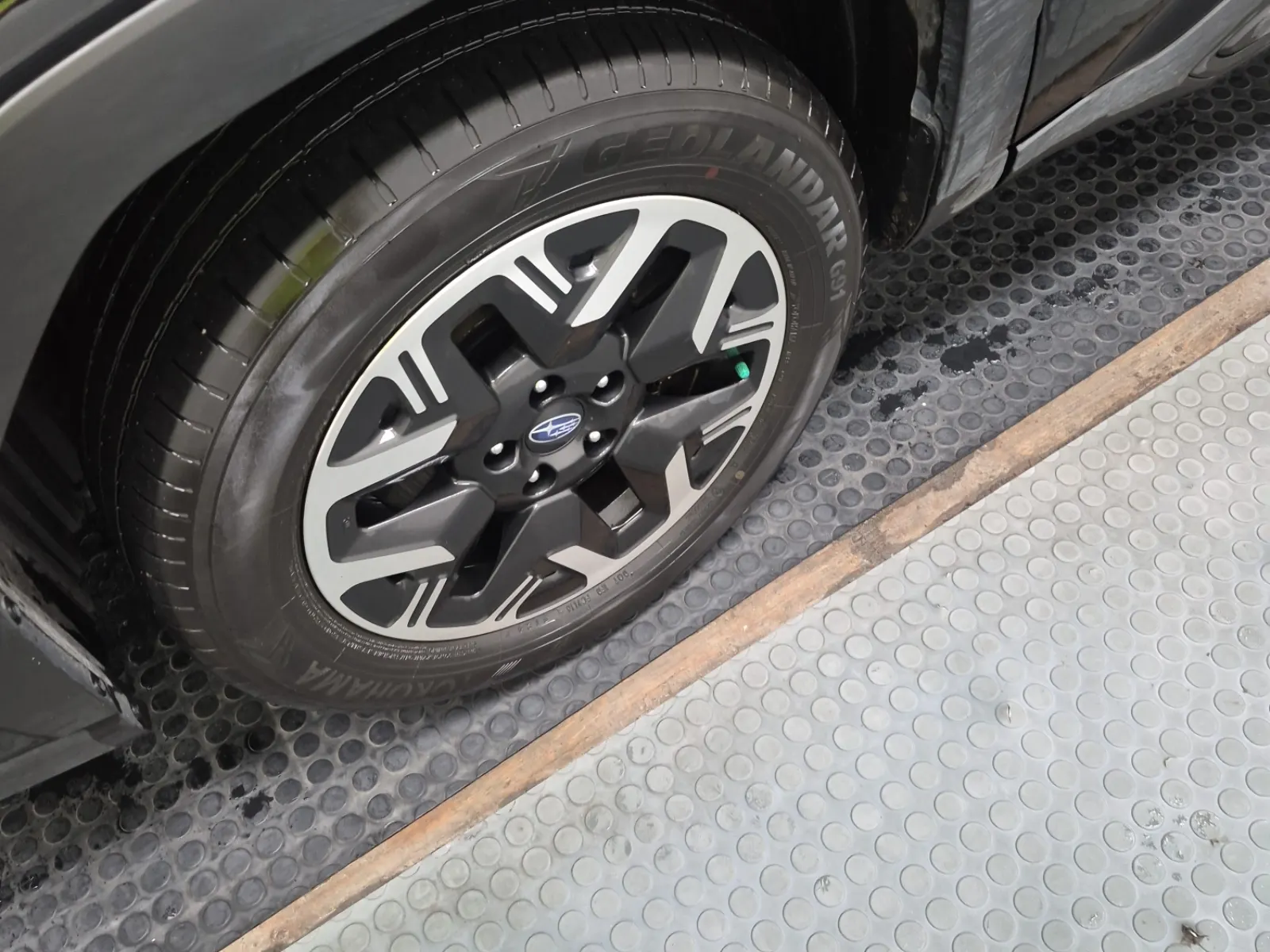 Front driver wheel/tire photo
