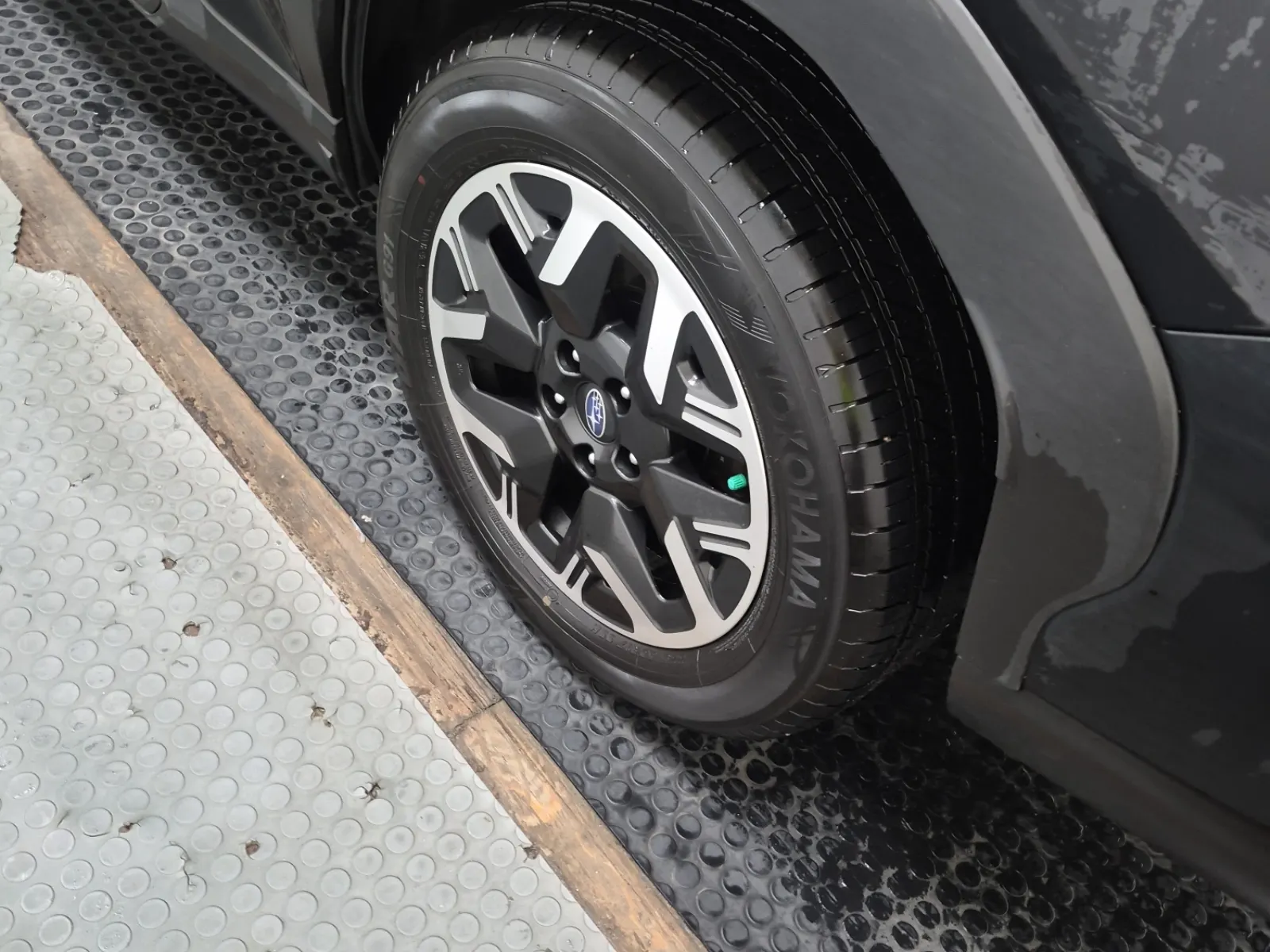 Left Rear Wheel/Tire Photo
