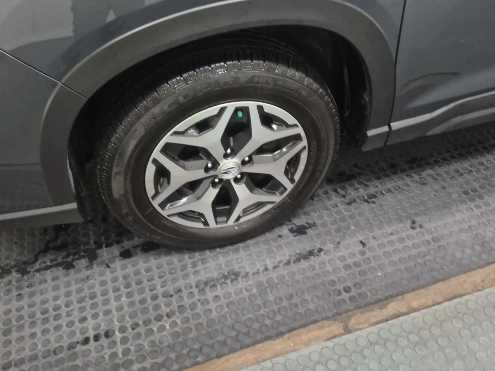 Front driver wheel/tire photo