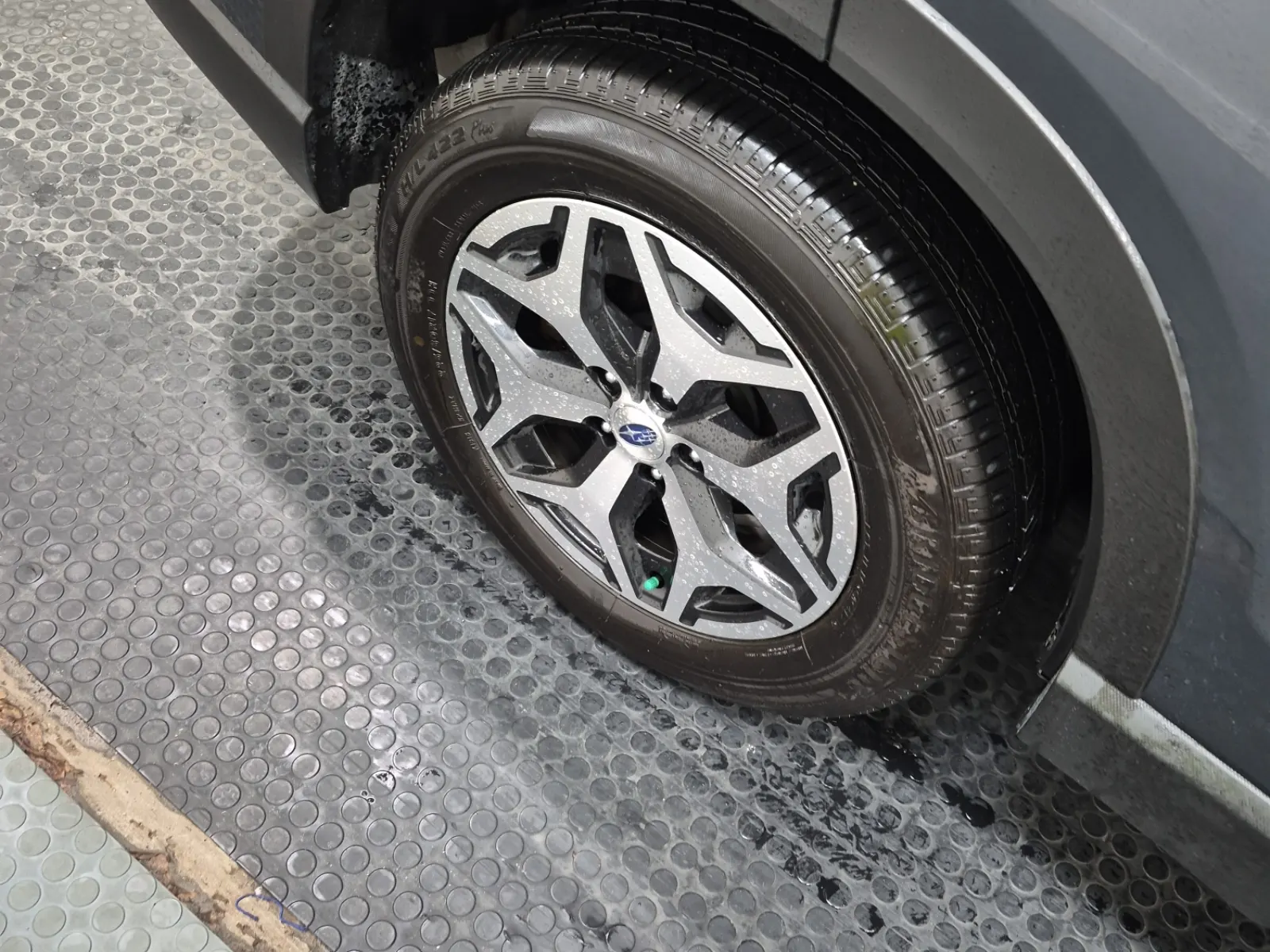Right Rear Wheel/Tire Photo