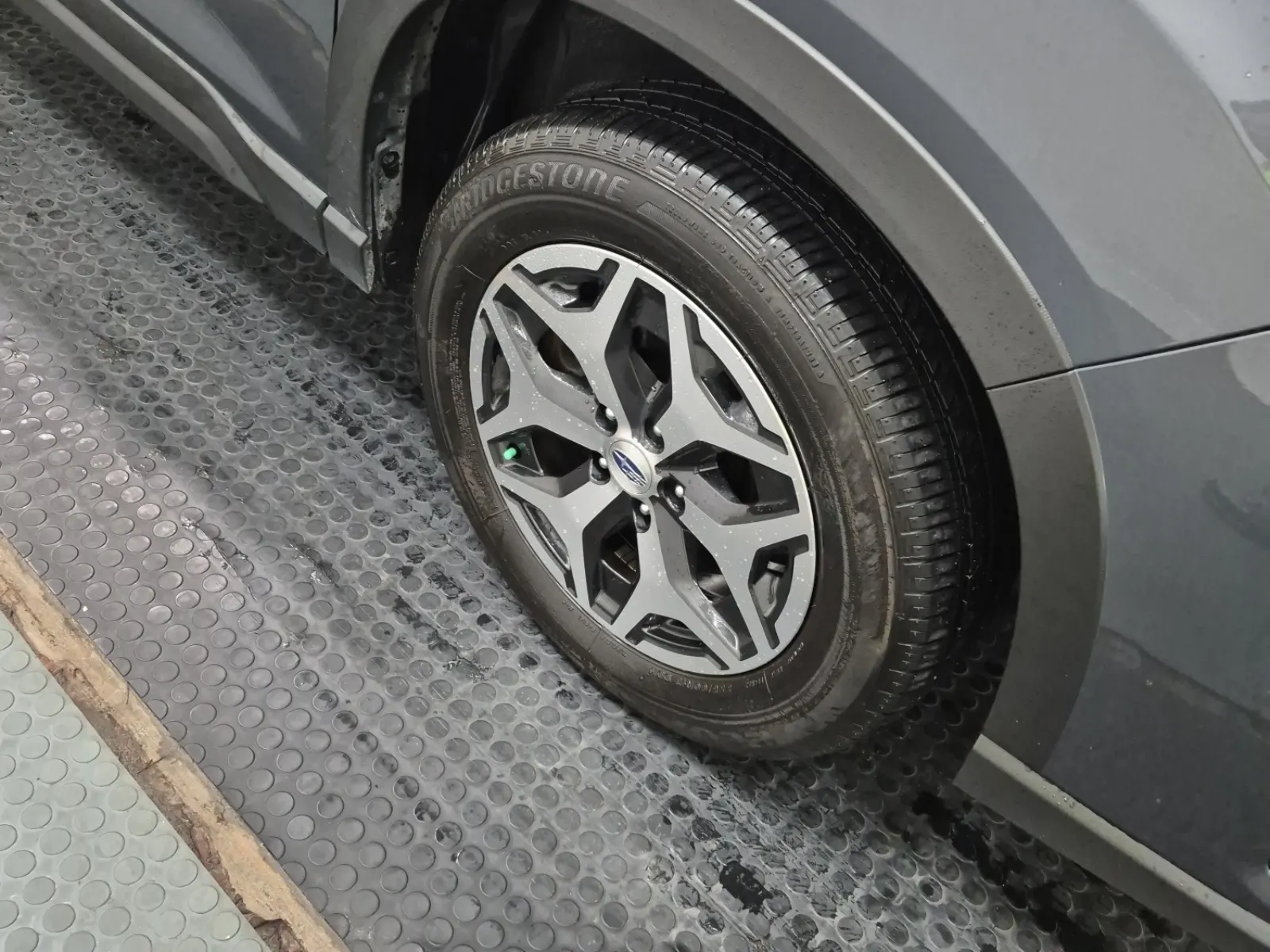 Right Front Wheel/Tire Photo