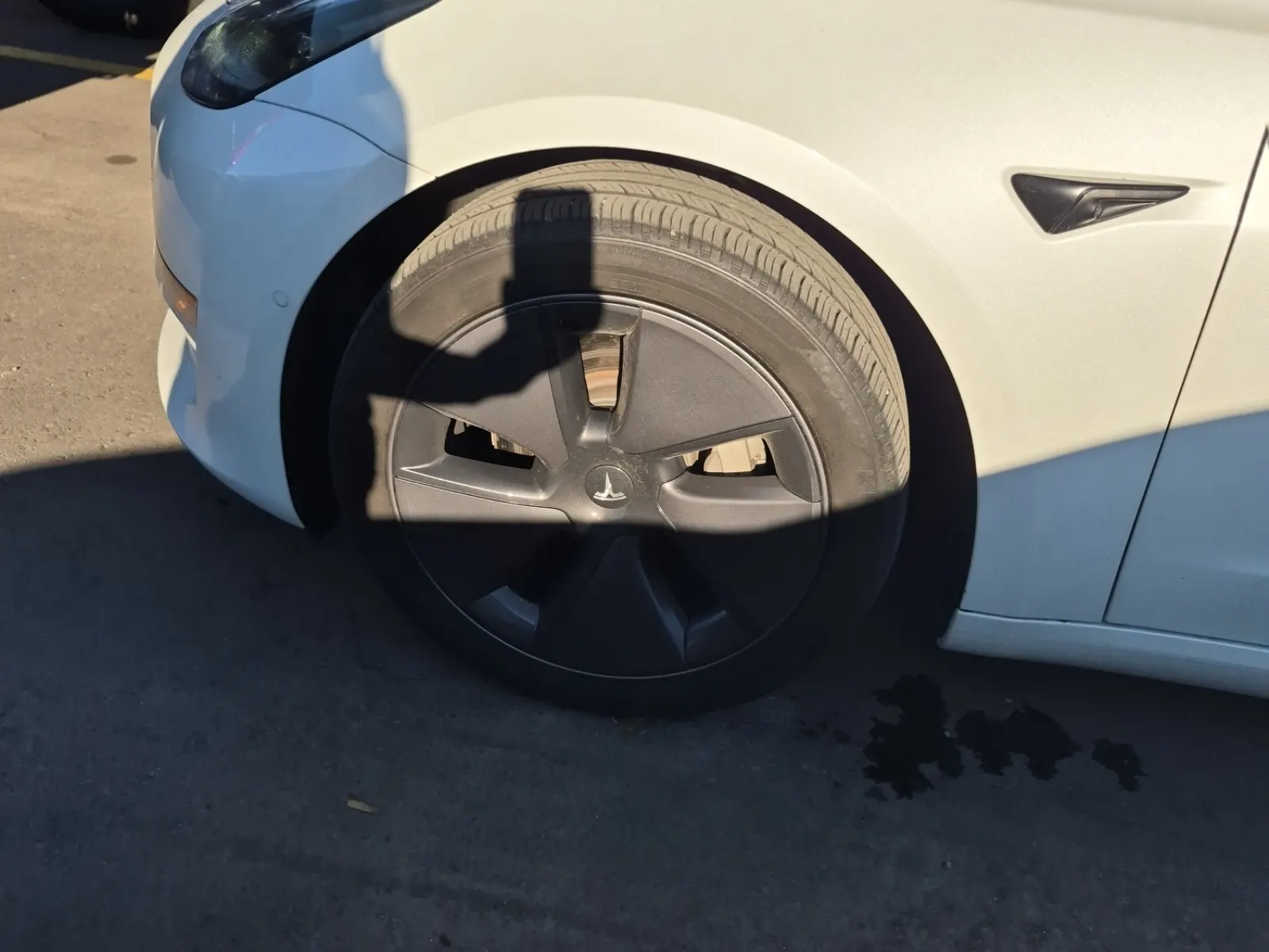 Front driver wheel/tire photo