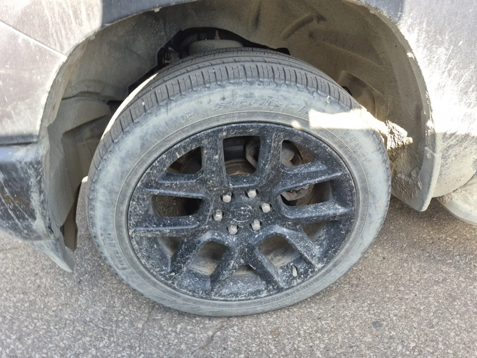 Front driver wheel/tire photo