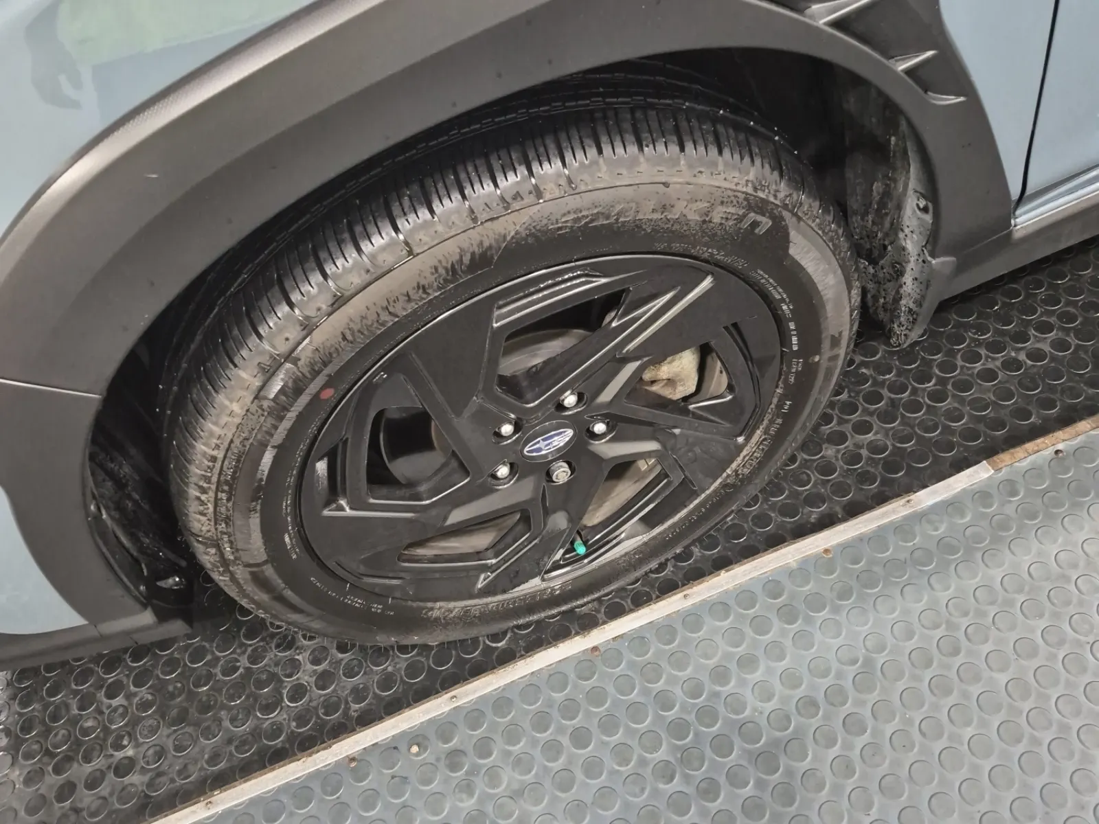 Front driver wheel/tire photo