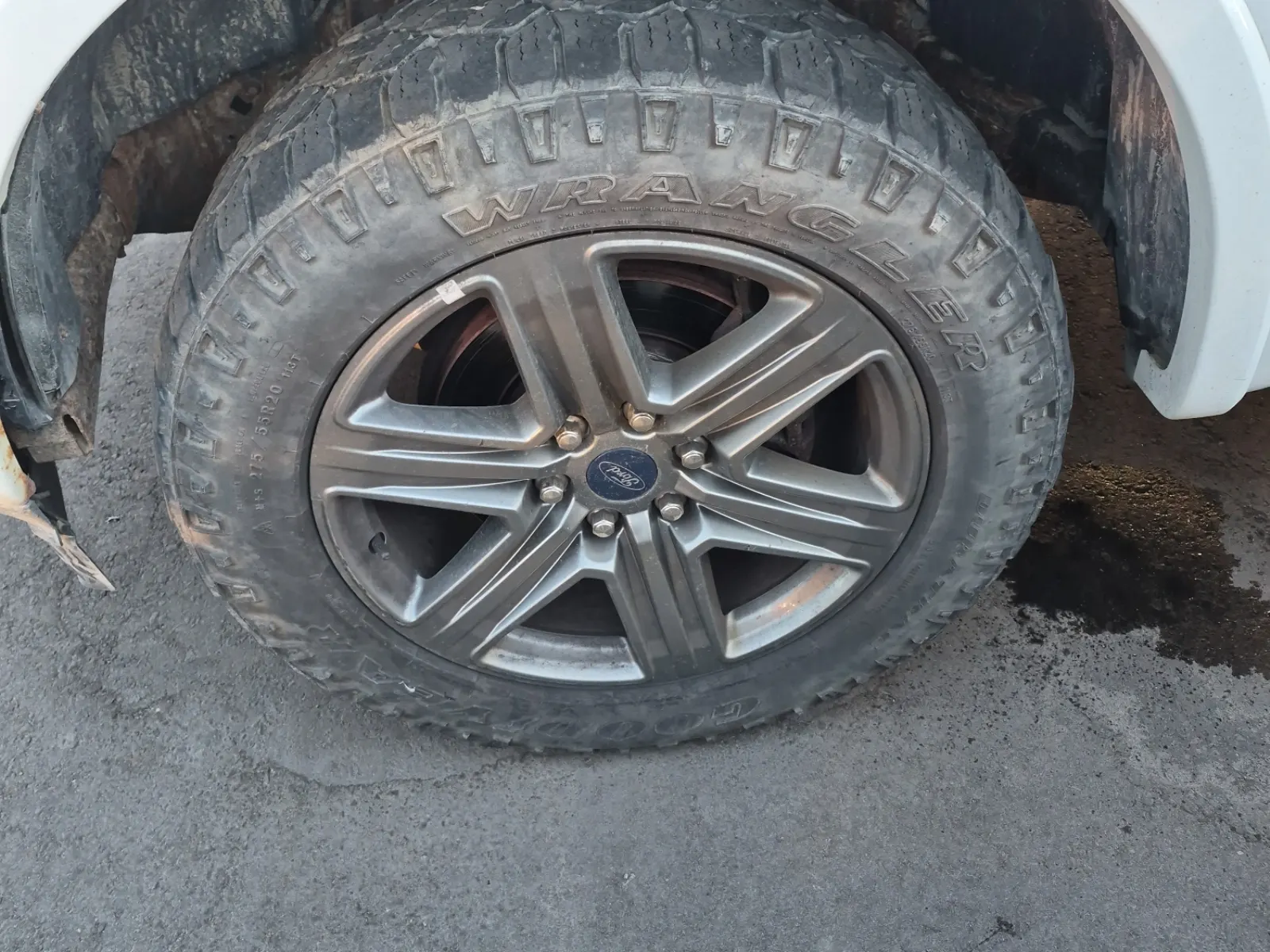 Front driver wheel/tire photo