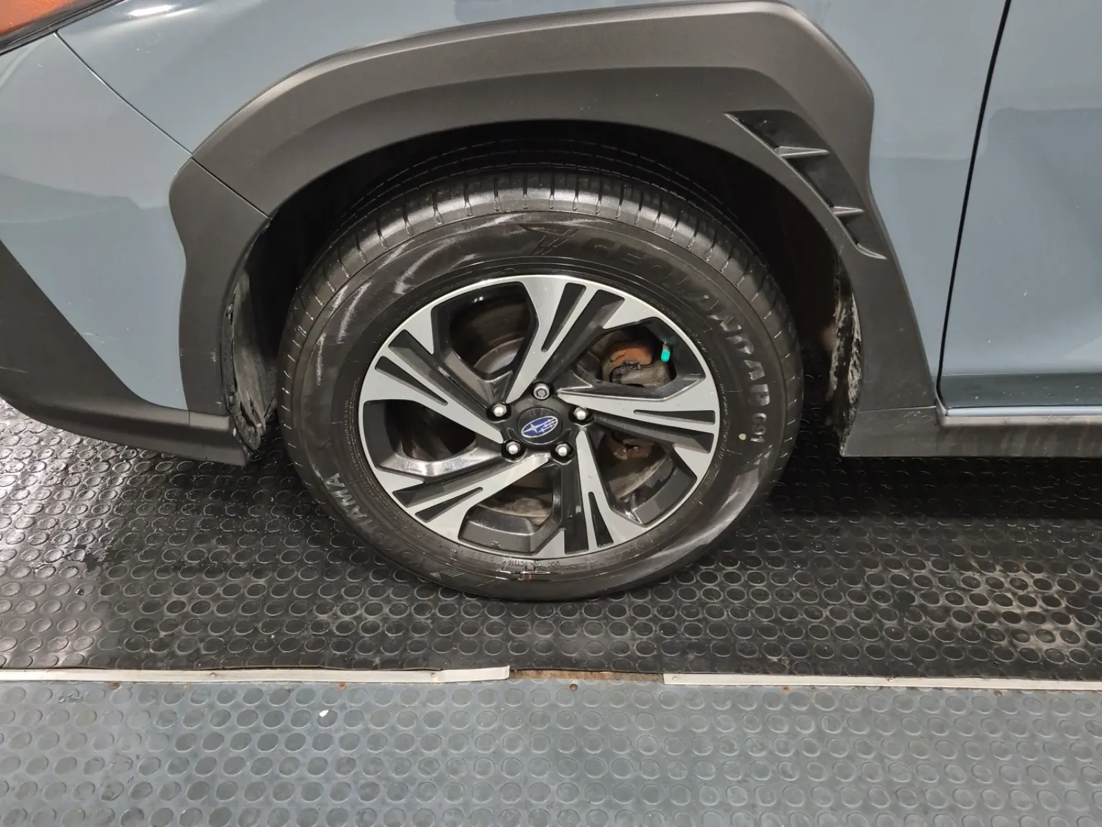 Front driver wheel/tire photo