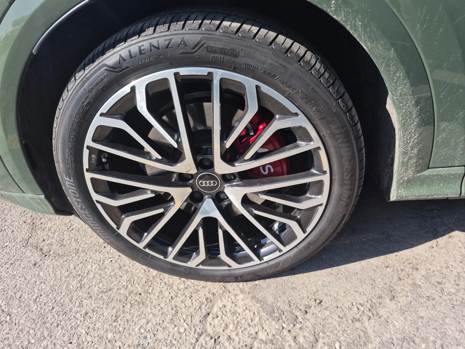 Front driver wheel/tire photo