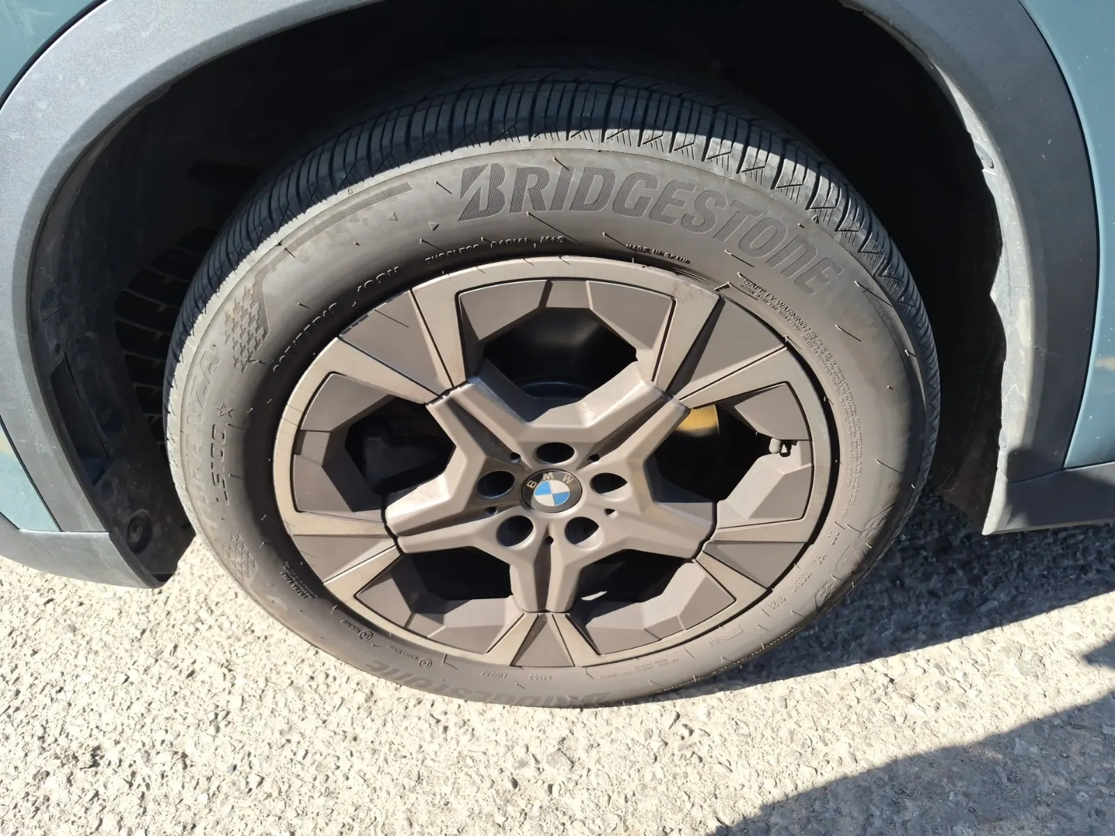Front driver wheel/tire photo