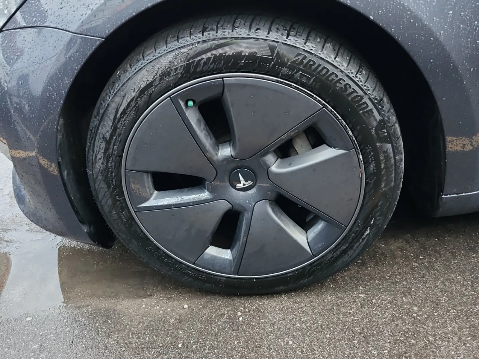 Front driver wheel/tire photo