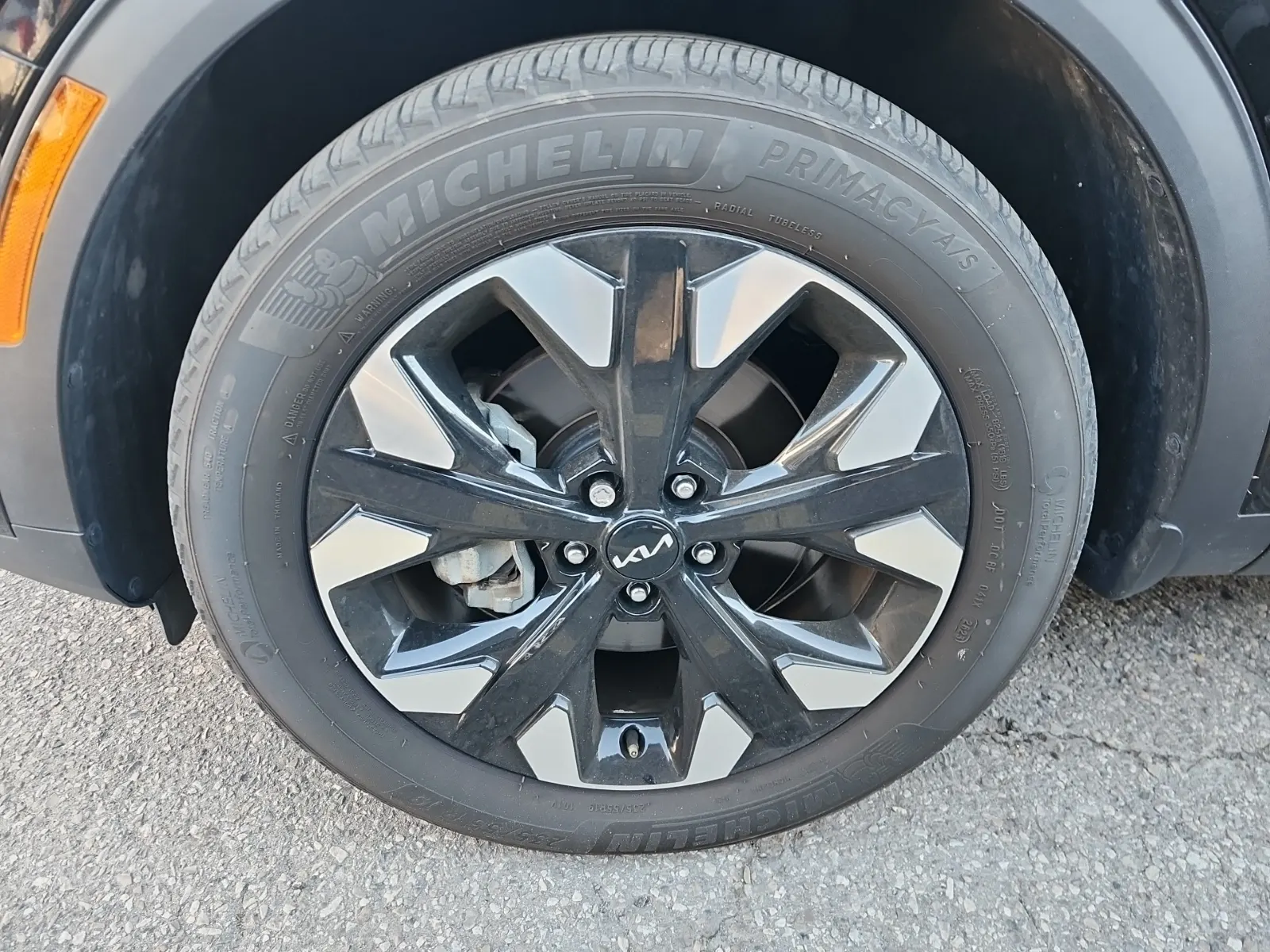 Front driver wheel/tire photo