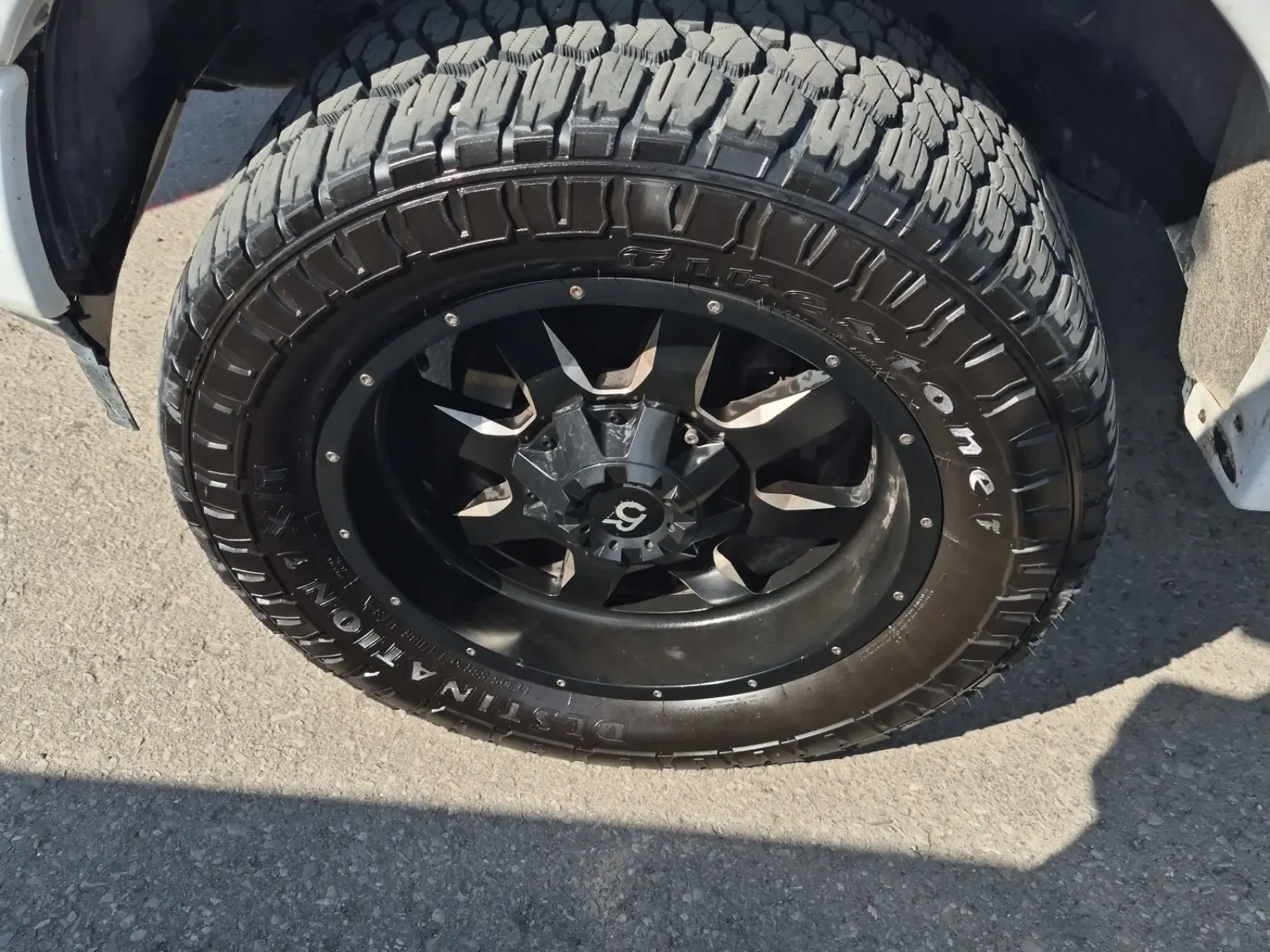 Front driver wheel/tire photo
