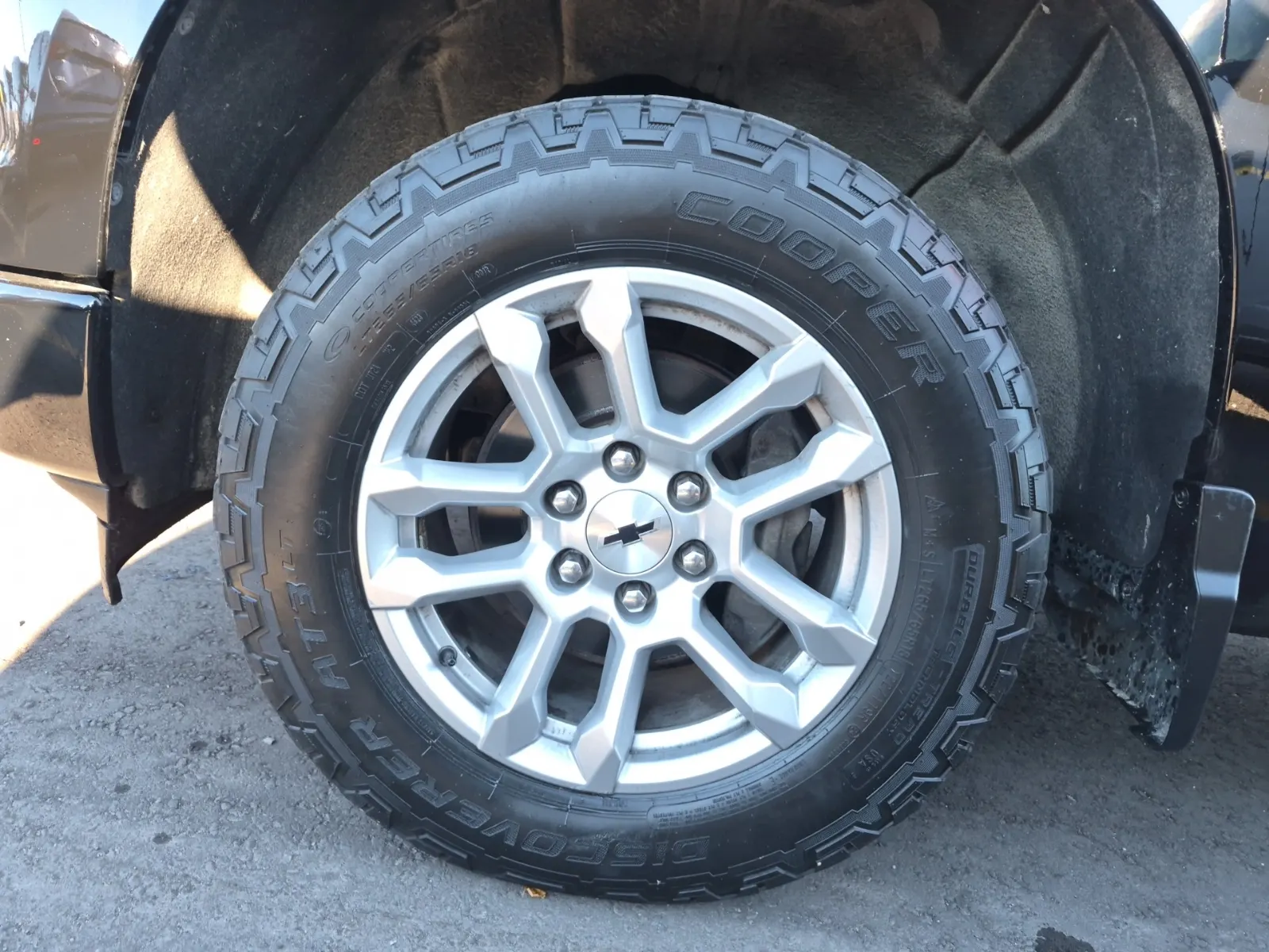 Front driver wheel/tire photo