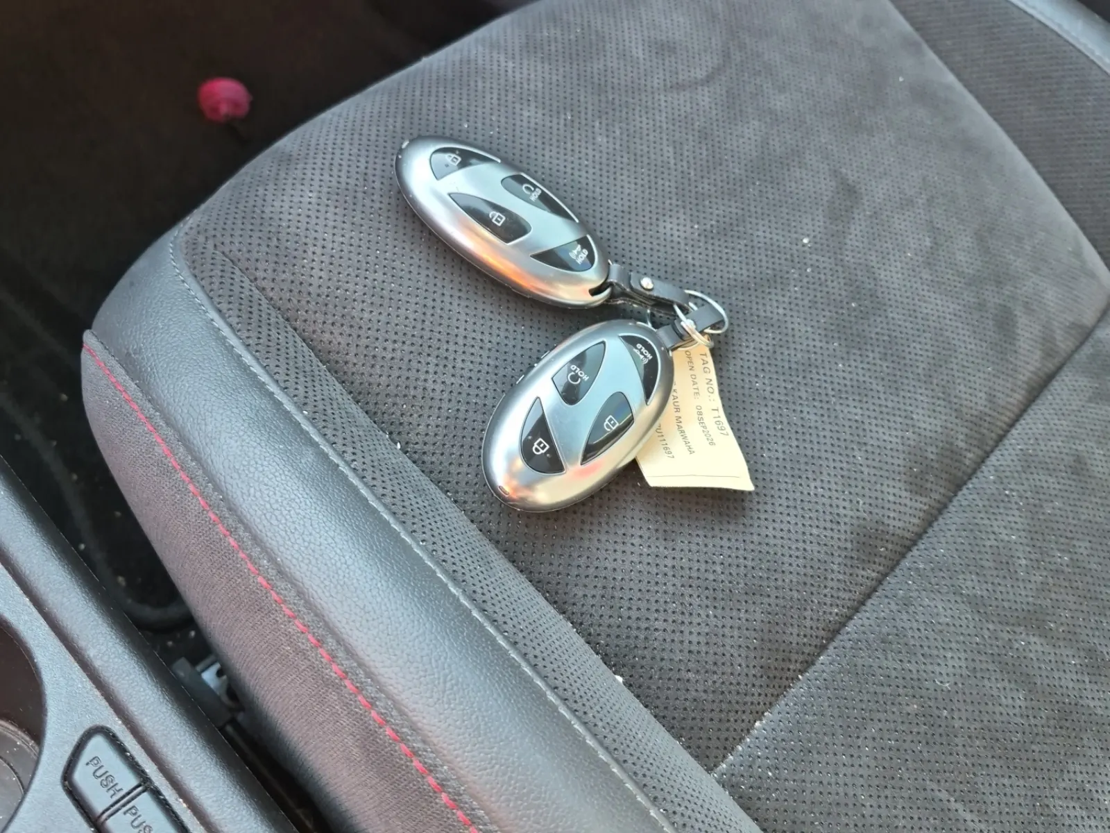 Keys/Fobs/Manual Photo