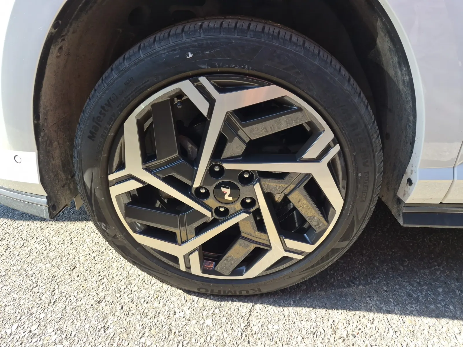 Front driver wheel/tire photo
