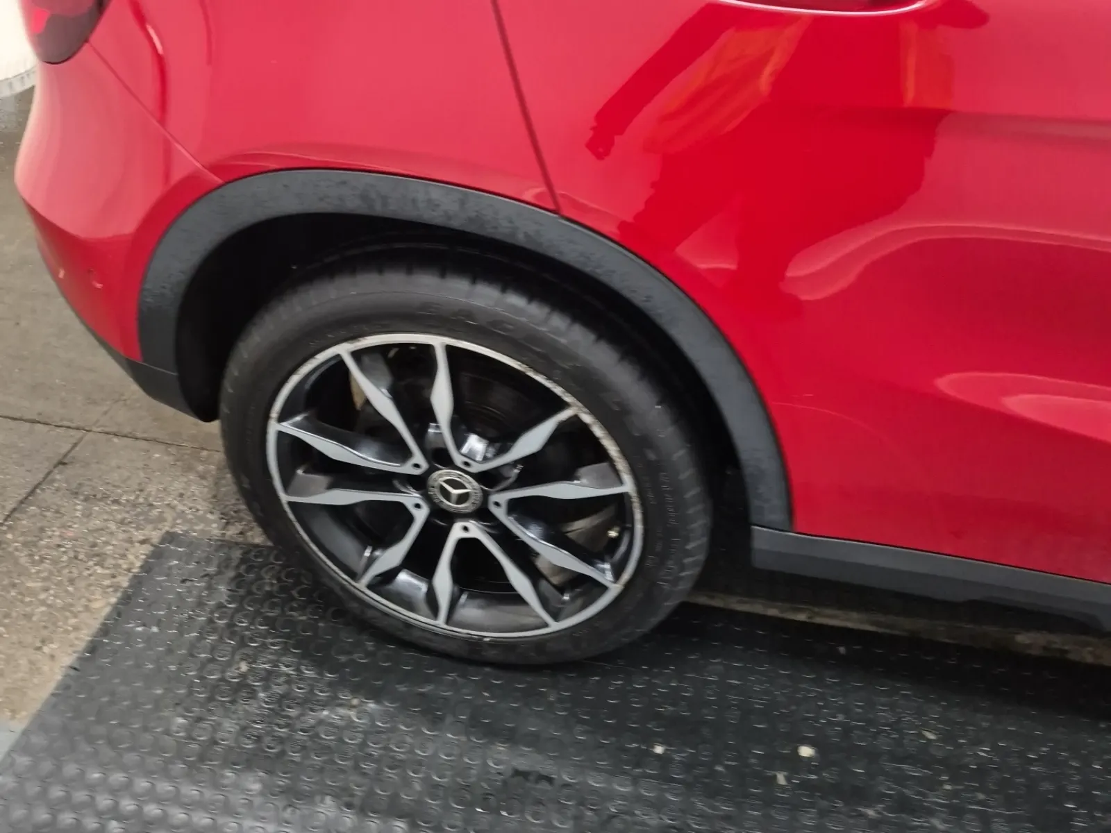 Right Rear Wheel/Tire Photo