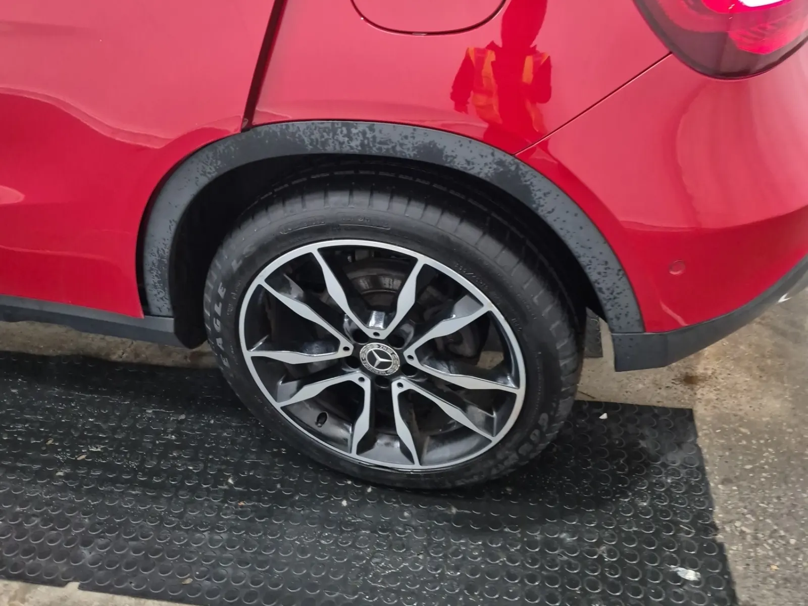 Left Rear Wheel/Tire Photo