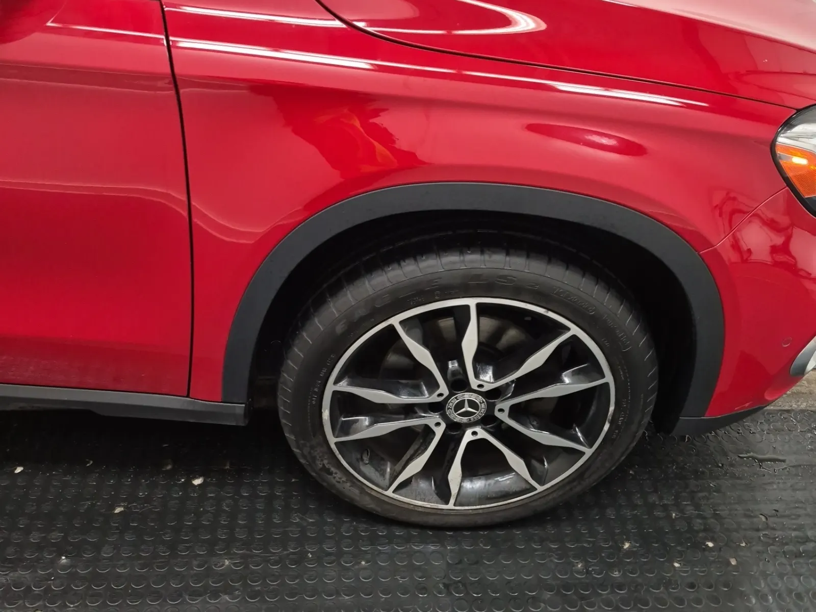 Right Front Wheel/Tire Photo