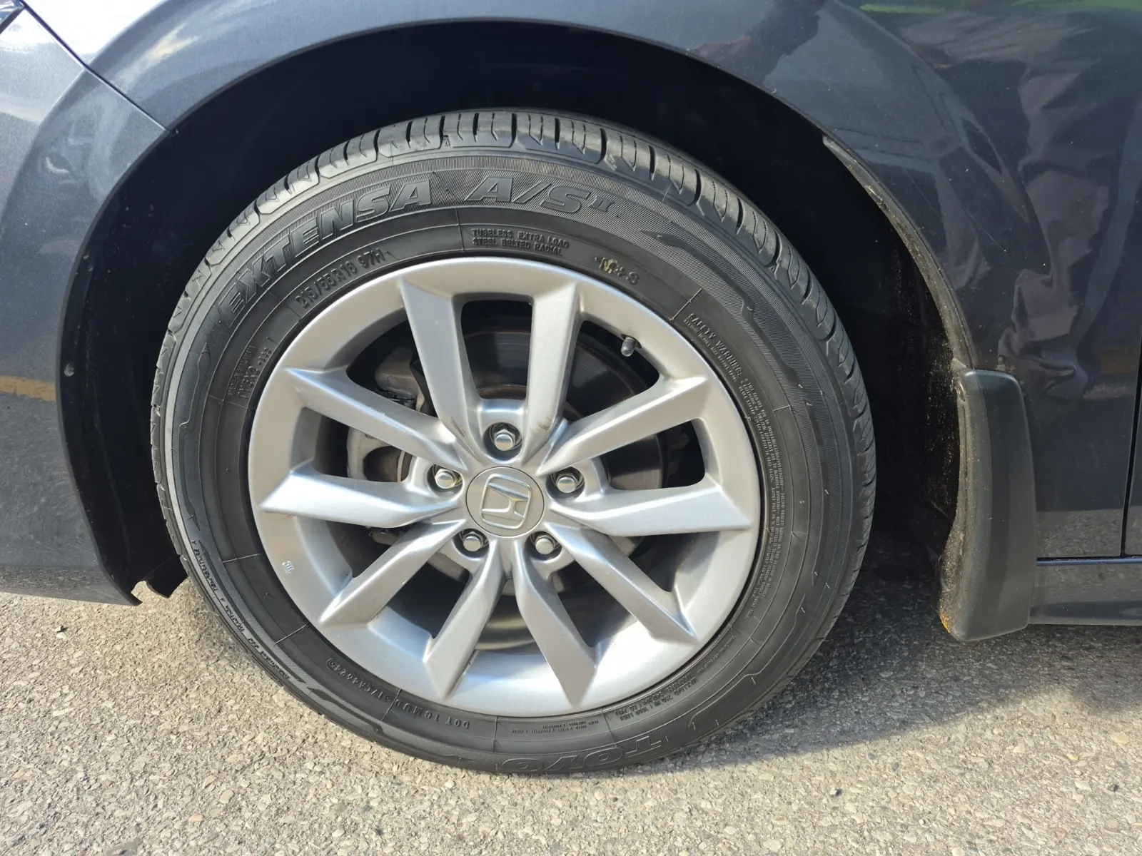 Front driver wheel/tire photo