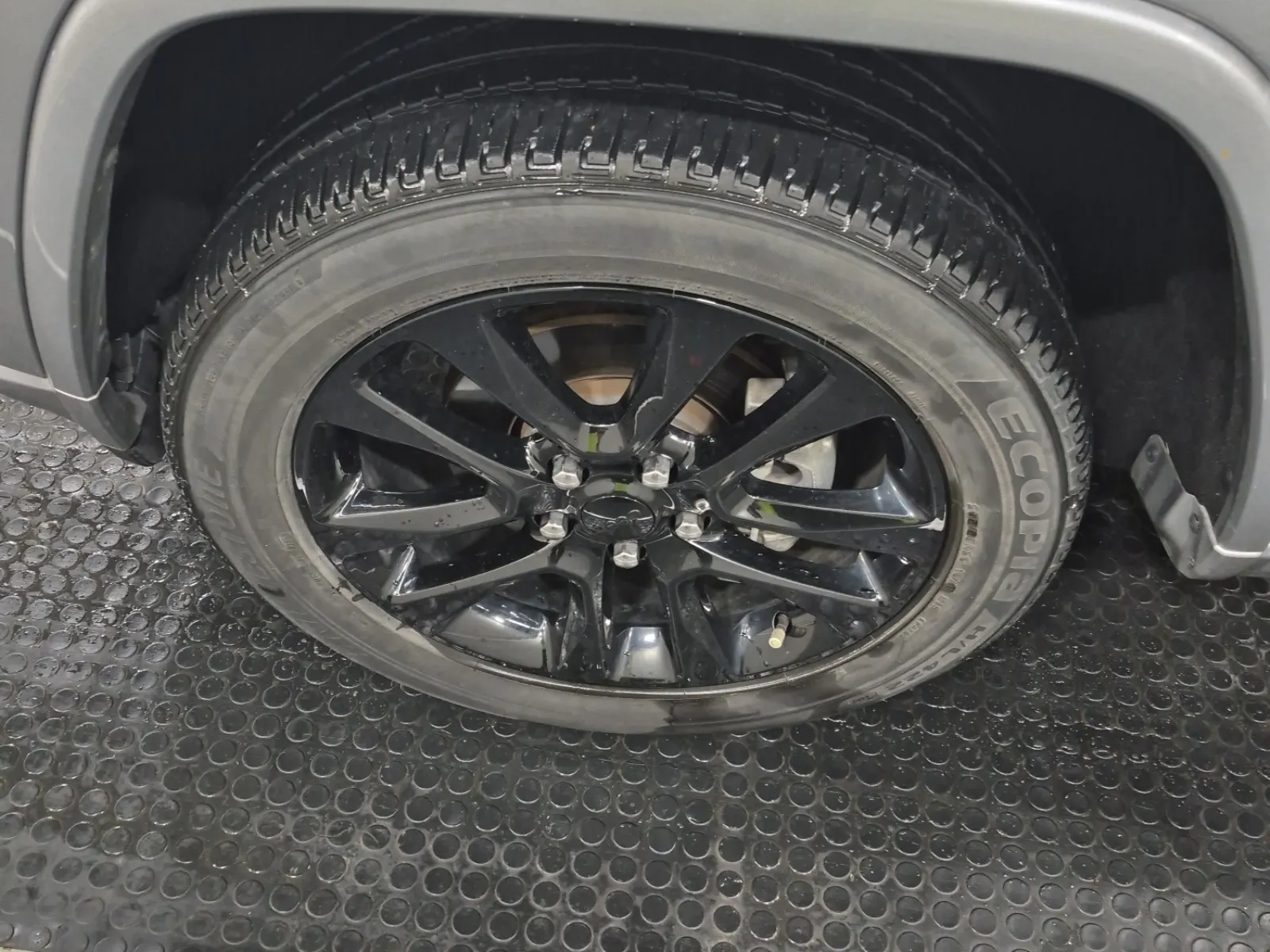 Front driver wheel/tire photo