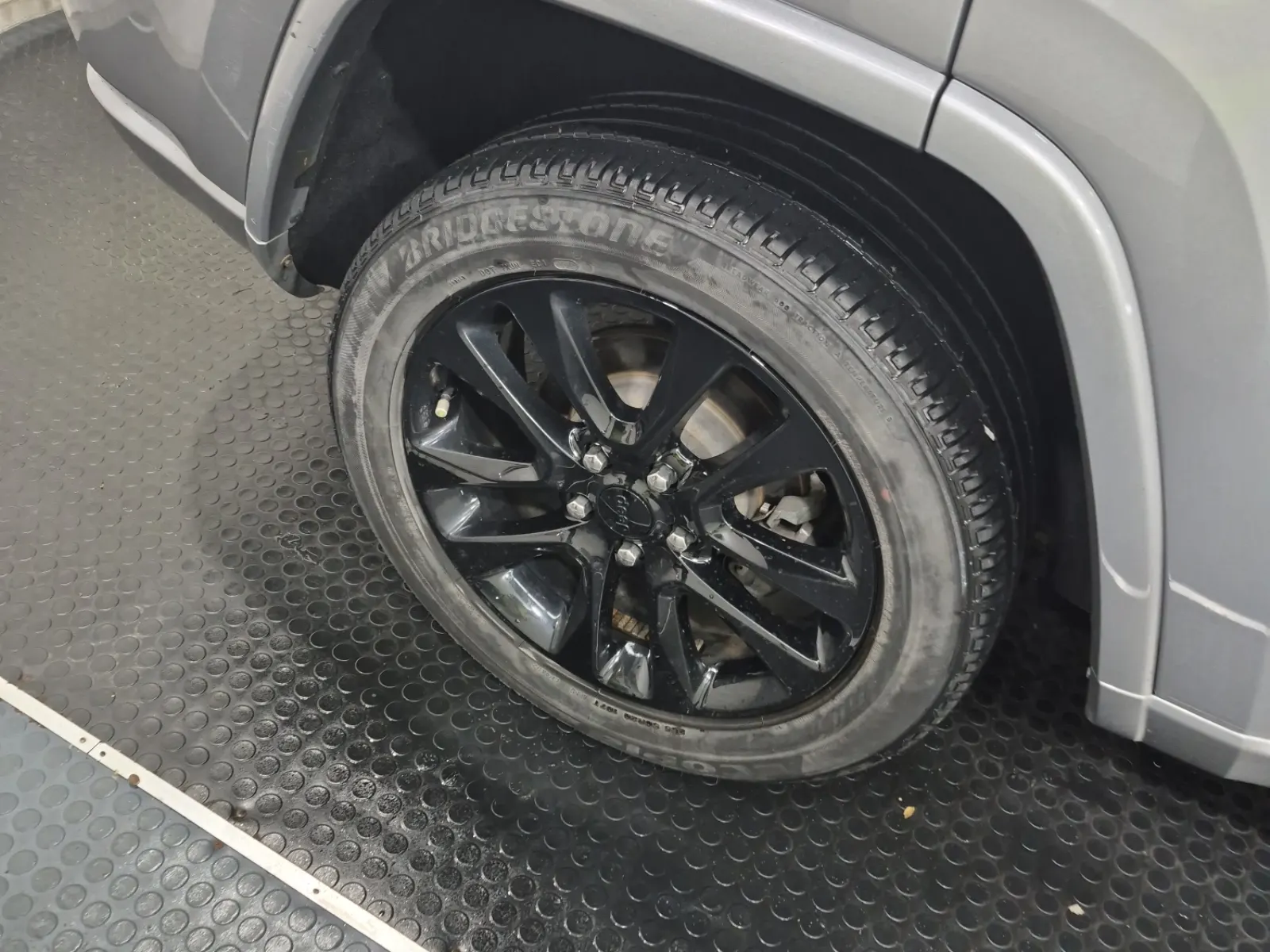 Right Rear Wheel/Tire Photo
