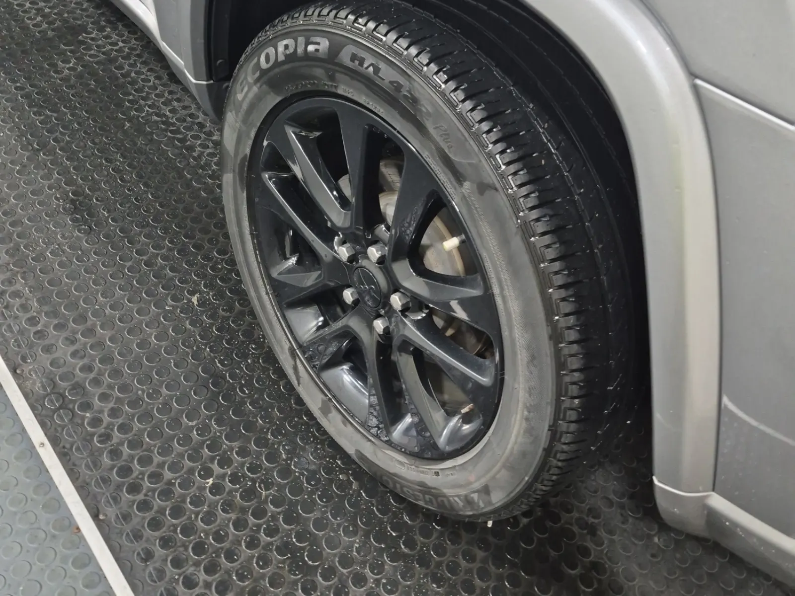 Left Rear Wheel/Tire Photo