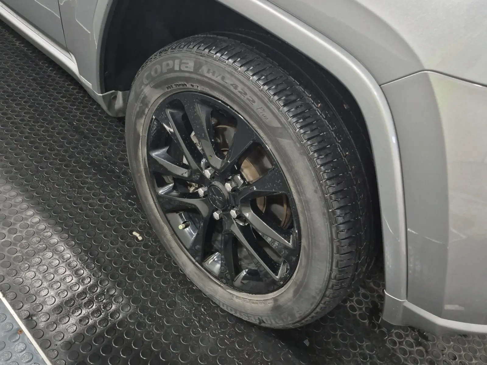 Right Front Wheel/Tire Photo