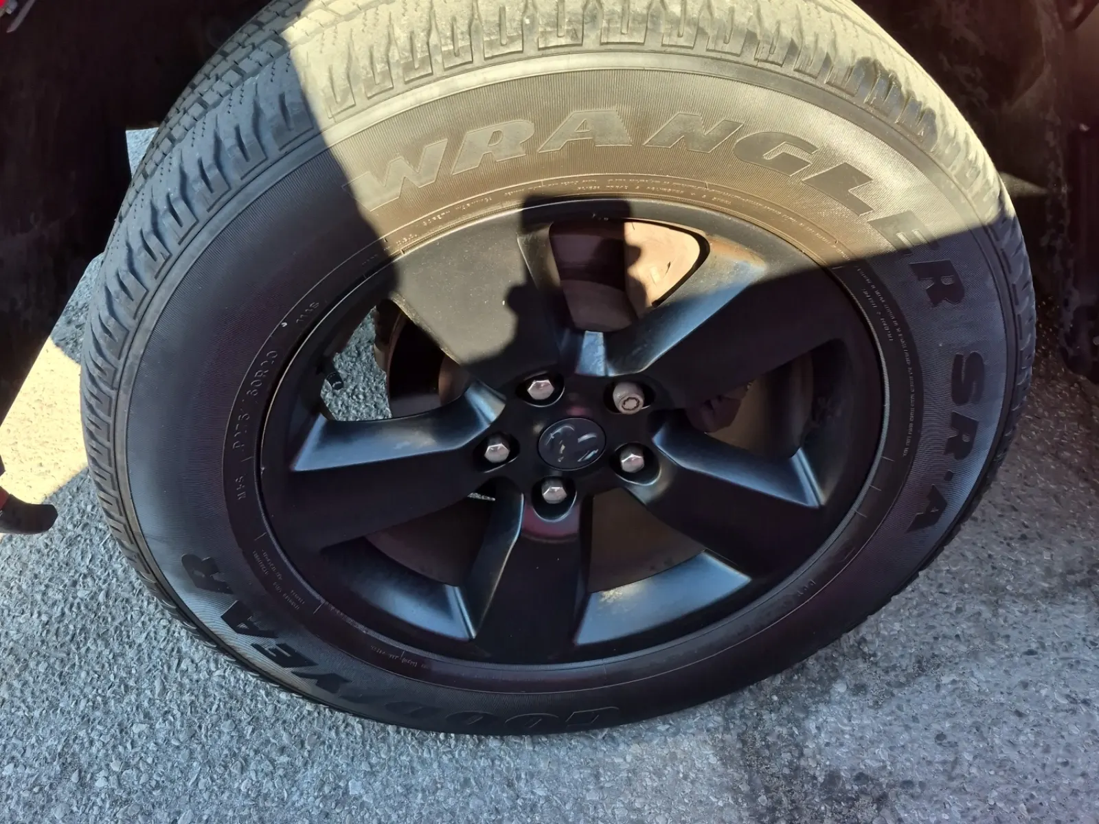Front driver wheel/tire photo