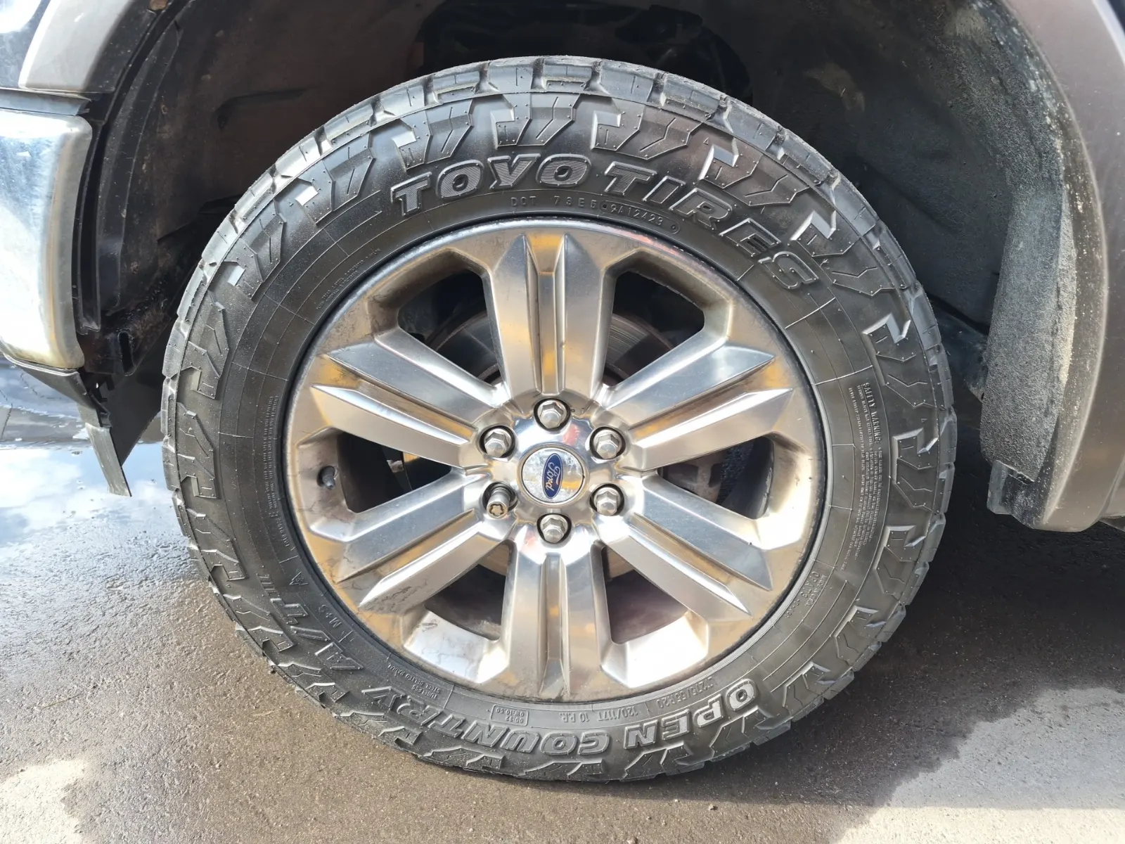 Front driver wheel/tire photo