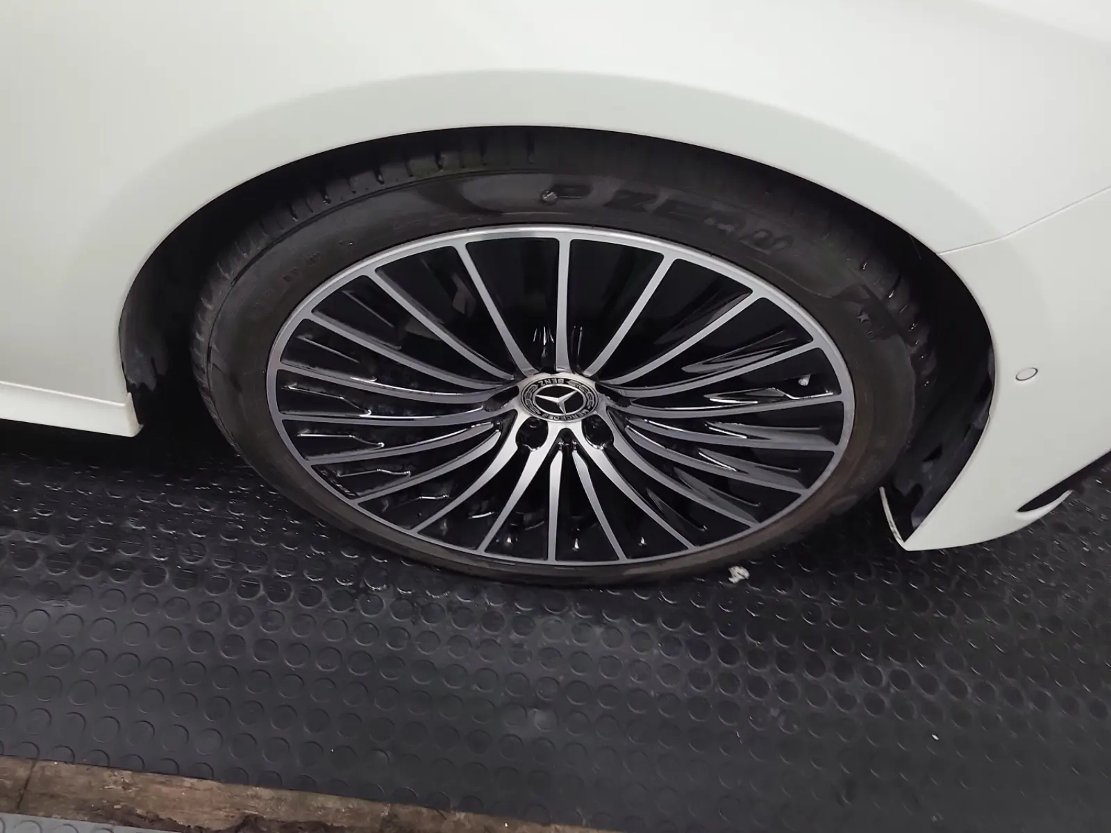 Right Front Wheel/Tire Photo