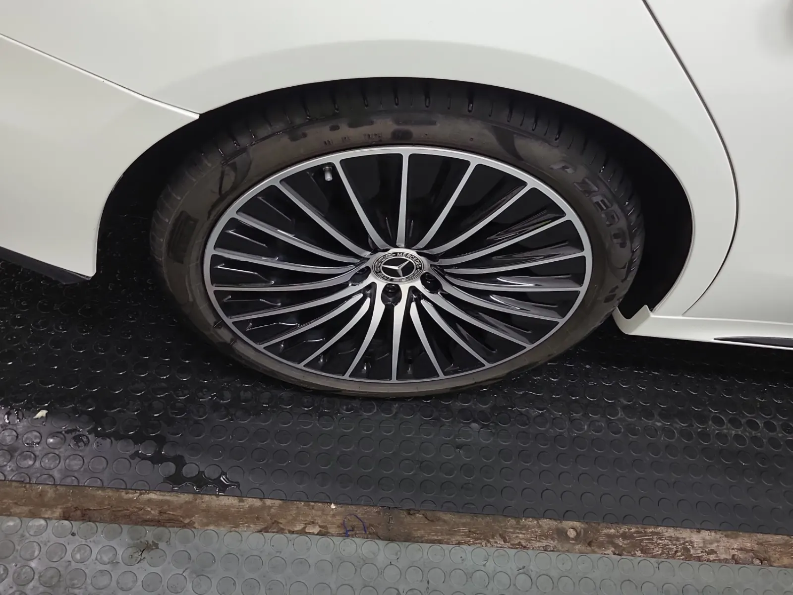 Right Rear Wheel/Tire Photo