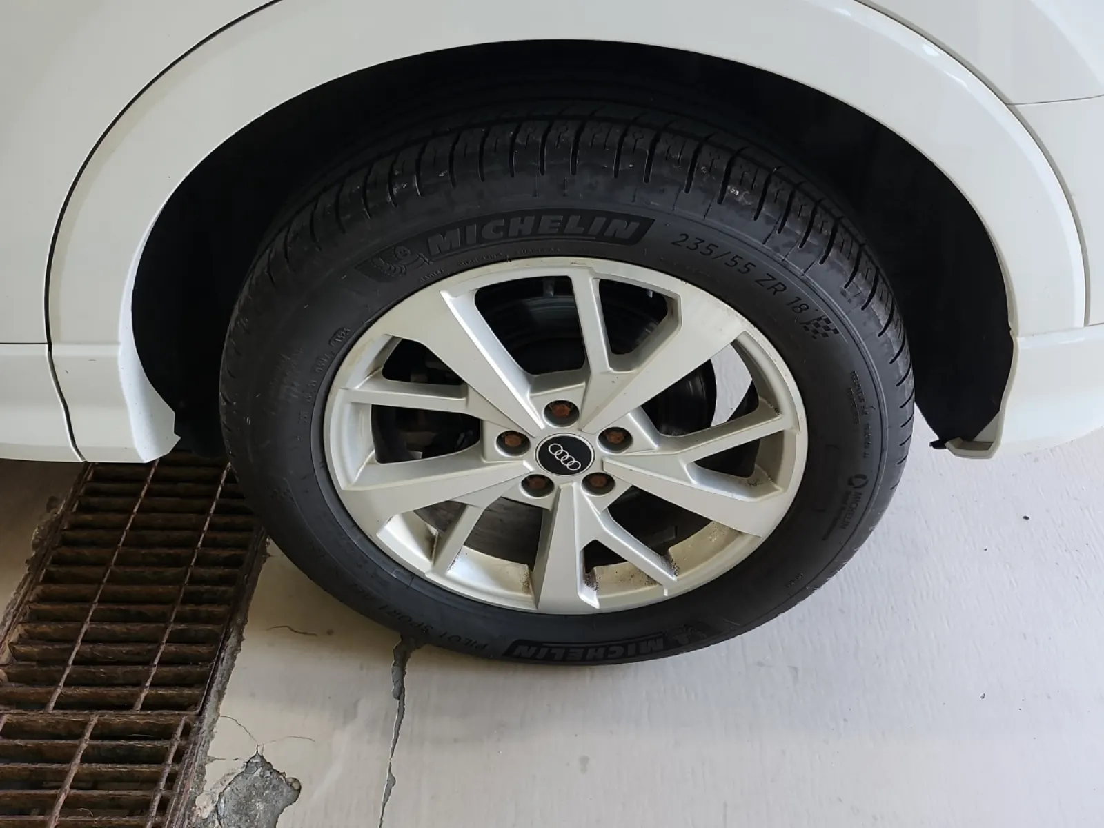 Left Rear Wheel/Tire Photo