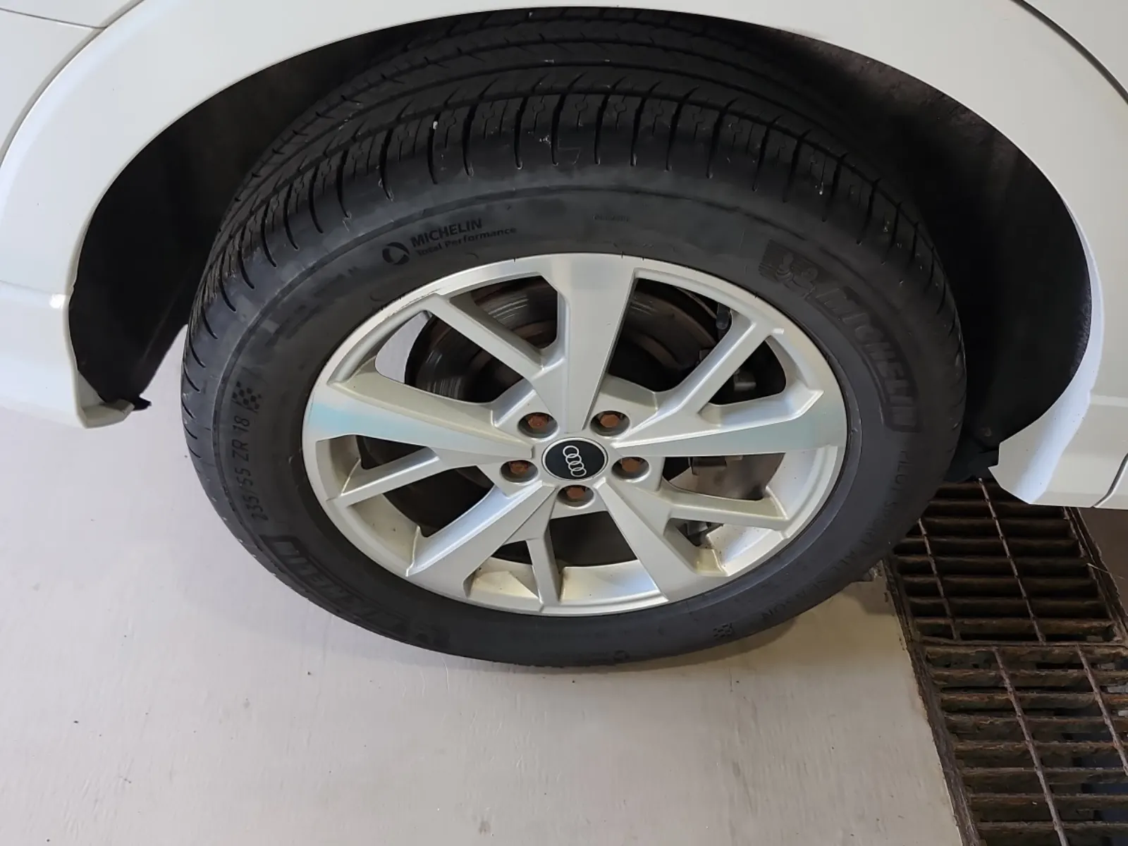 Right Rear Wheel/Tire Photo