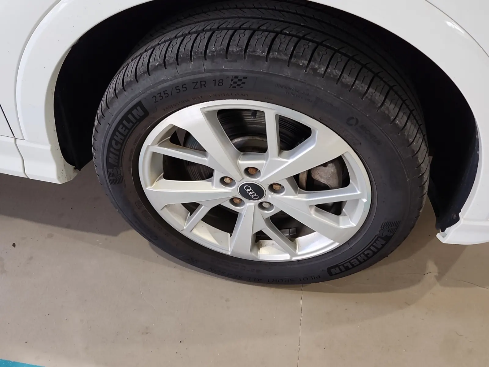 Right Front Wheel/Tire Photo