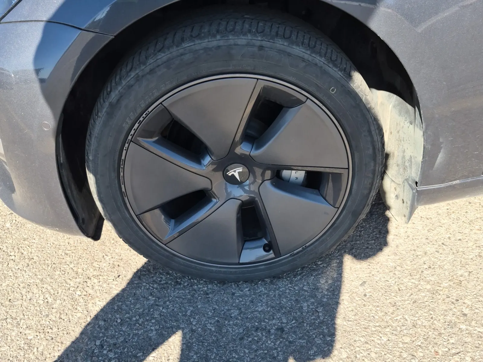 Front driver wheel/tire photo