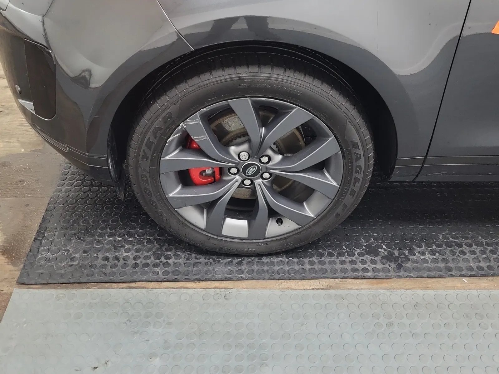 Front driver wheel/tire photo