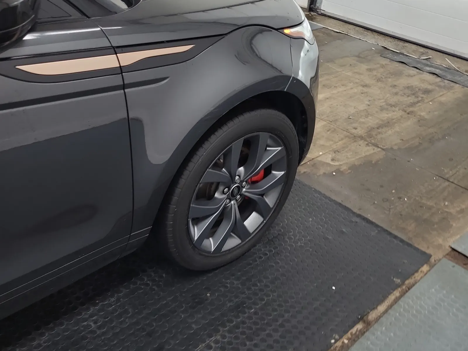 Right Front Wheel/Tire Photo