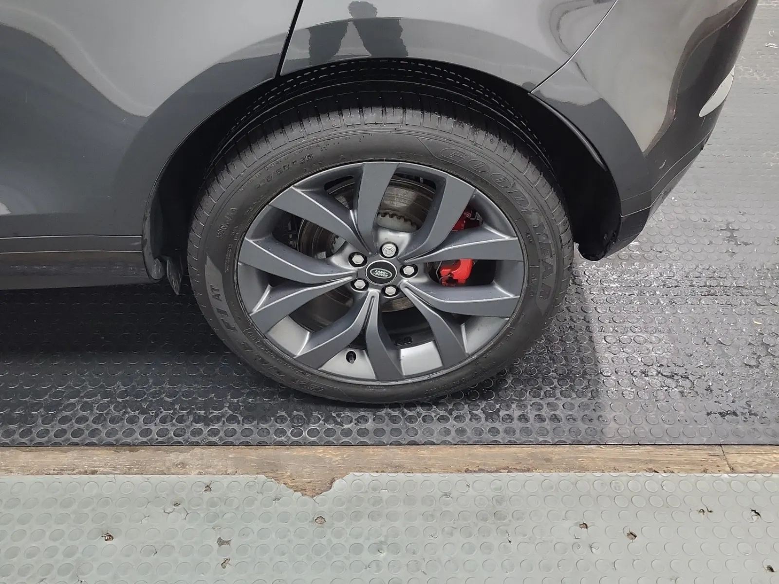 Left Rear Wheel/Tire Photo