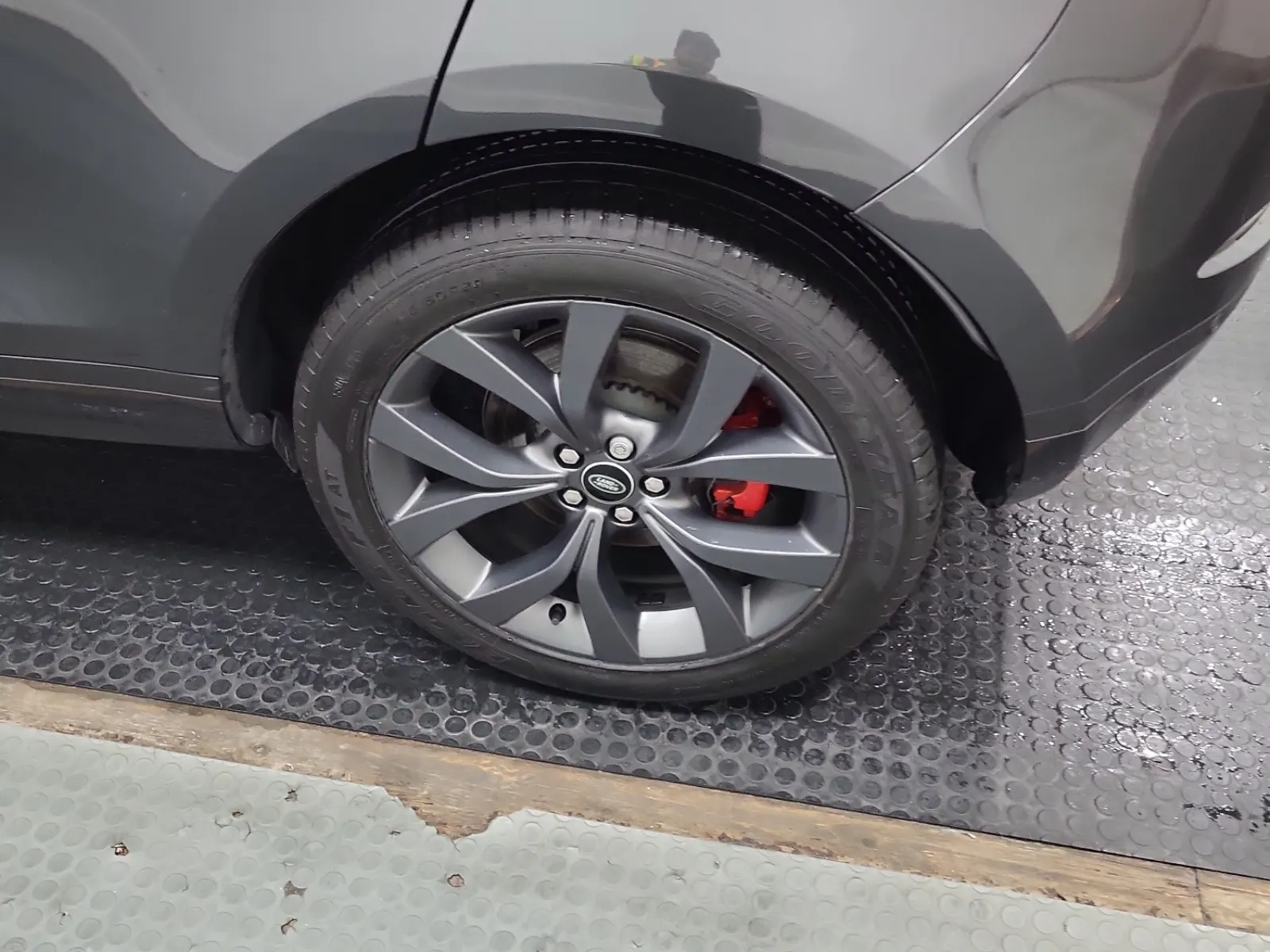 Right Rear Wheel/Tire Photo