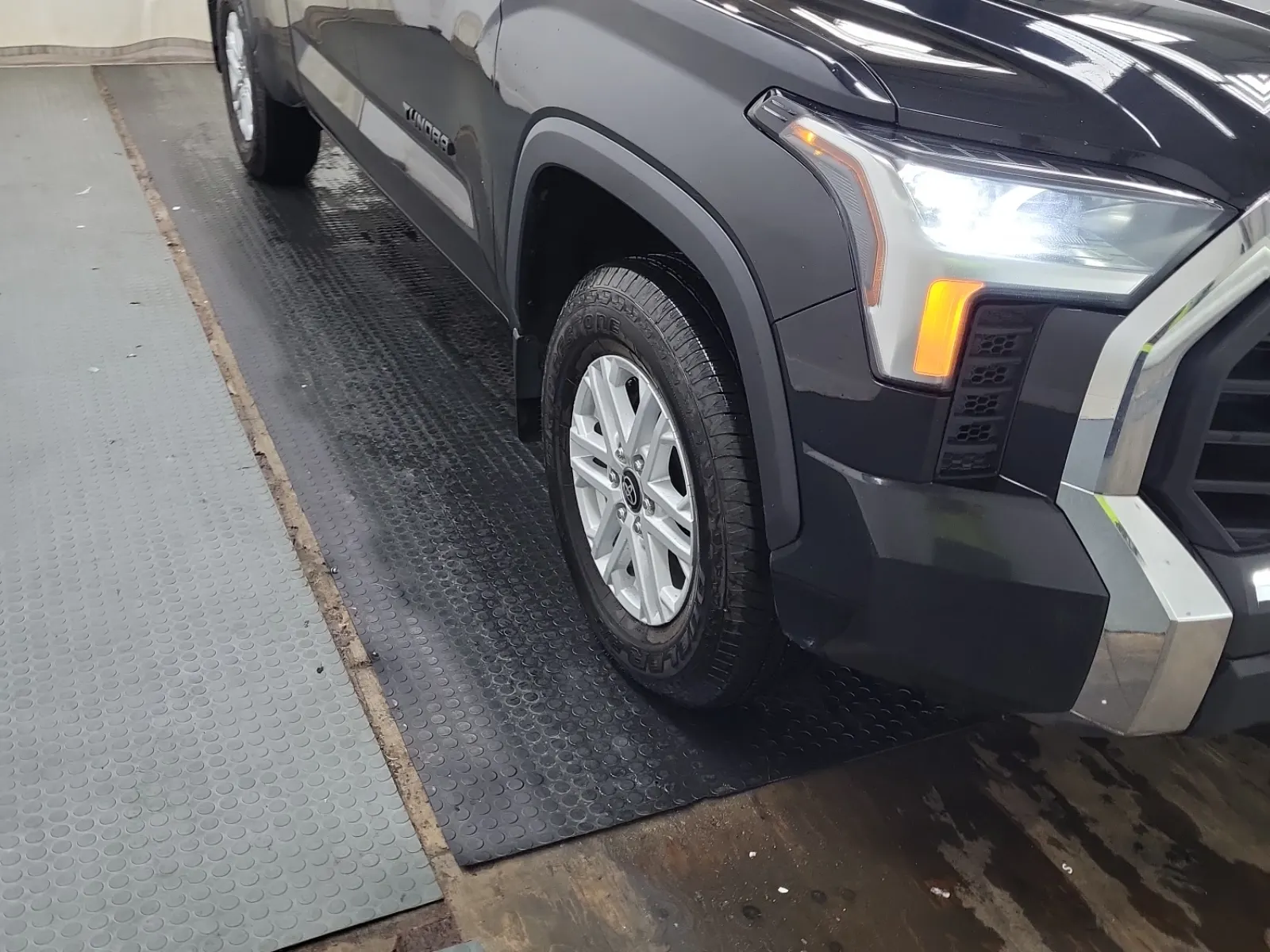 Right Front Wheel/Tire Photo