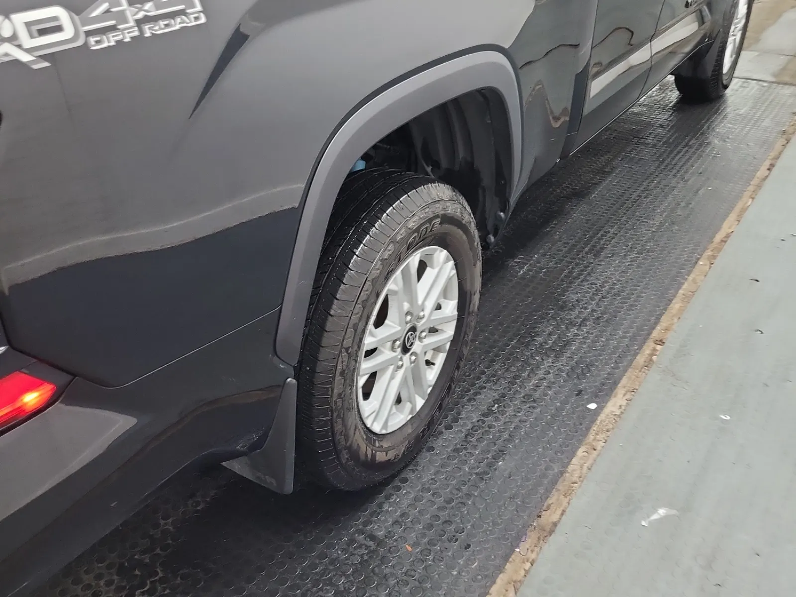 Right Rear Wheel/Tire Photo