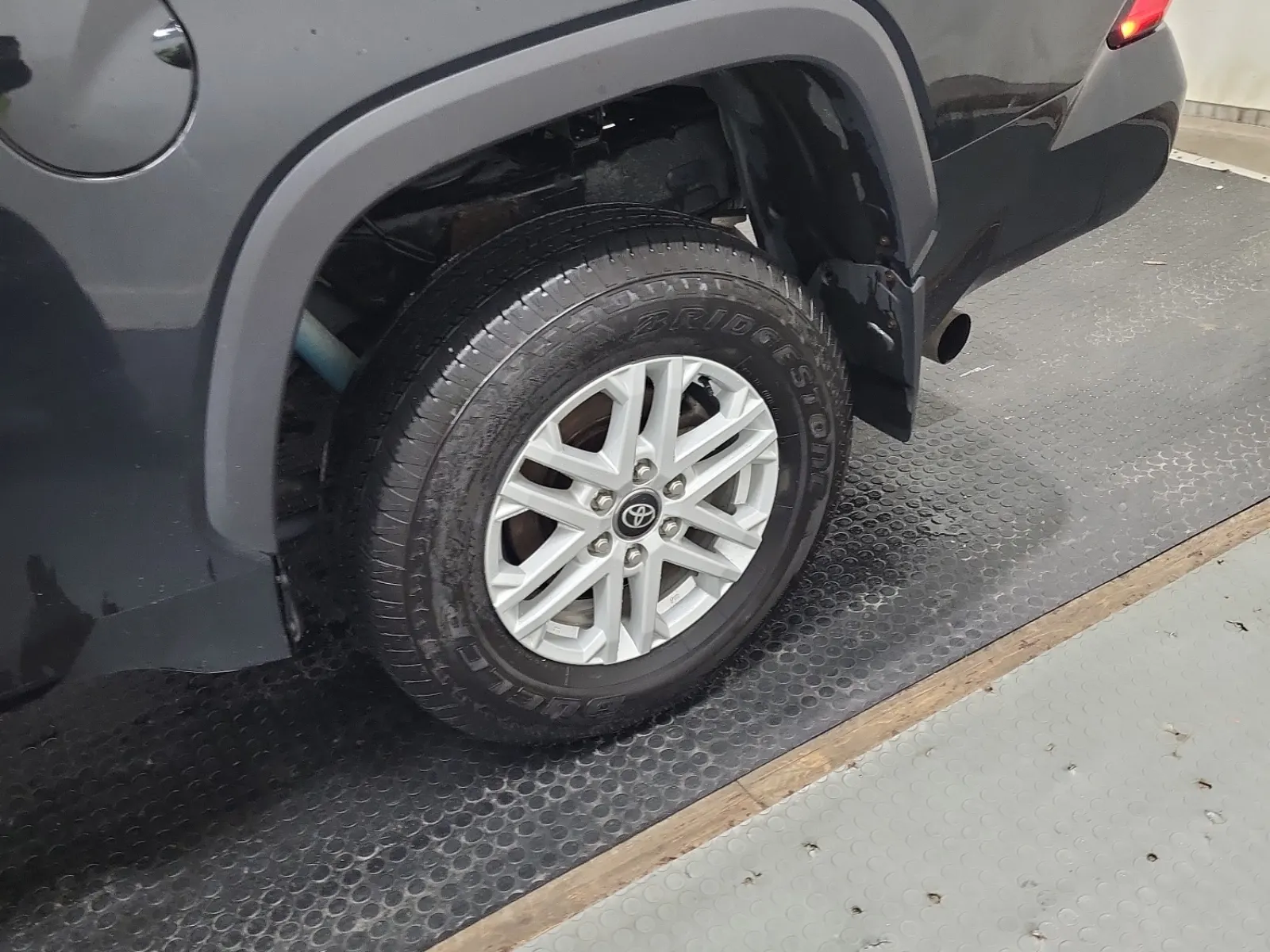 Left Rear Wheel/Tire Photo