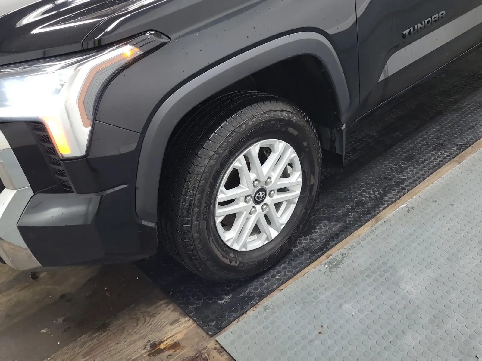 Front driver wheel/tire photo