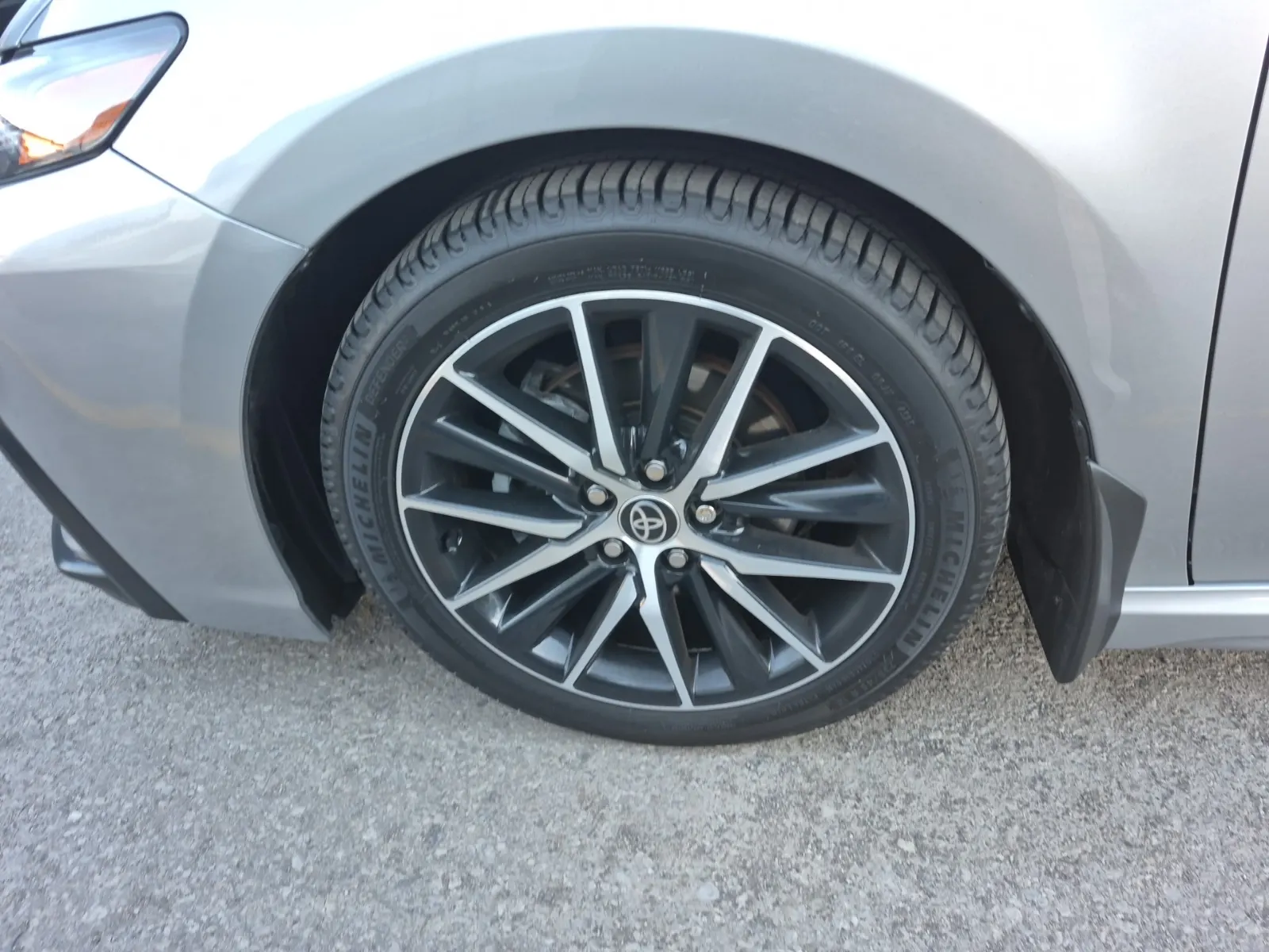 Front driver wheel/tire photo