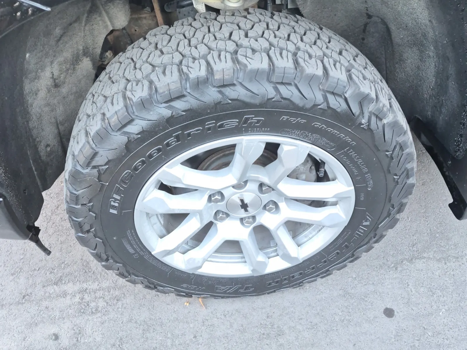 Front driver wheel/tire photo