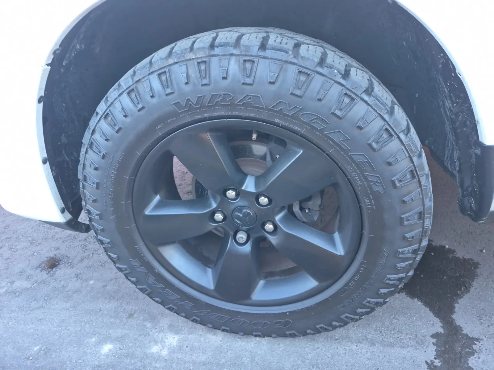 Front driver wheel/tire photo